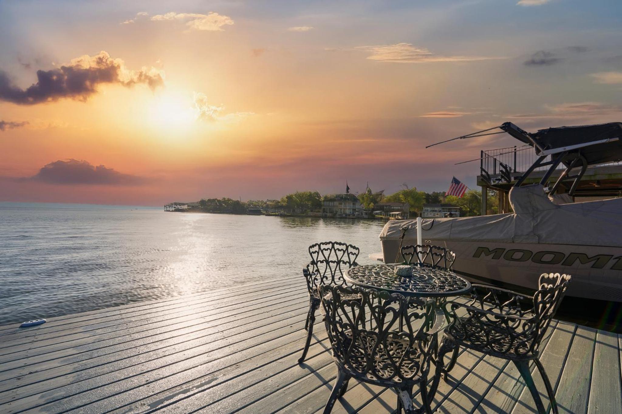 Conroe Lakefront Cottage