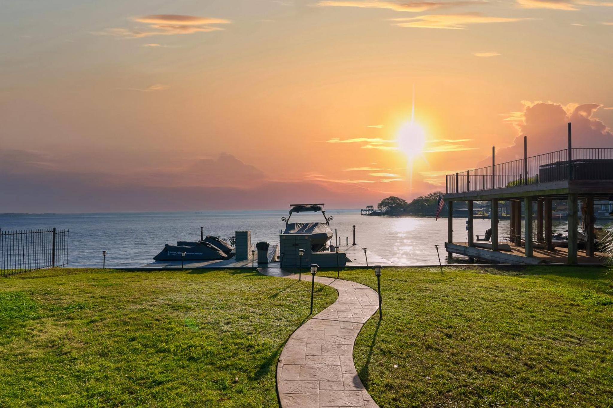 Conroe Lakefront Cottage