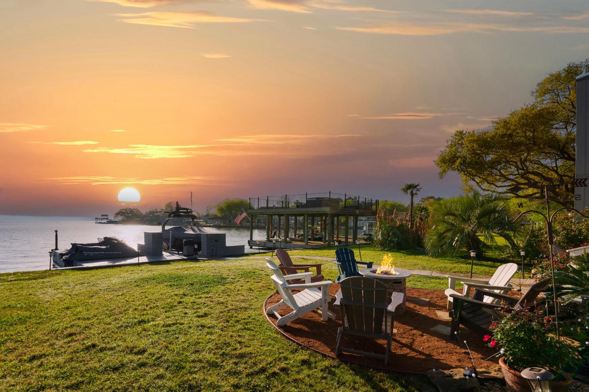 Conroe Lakefront Cottage