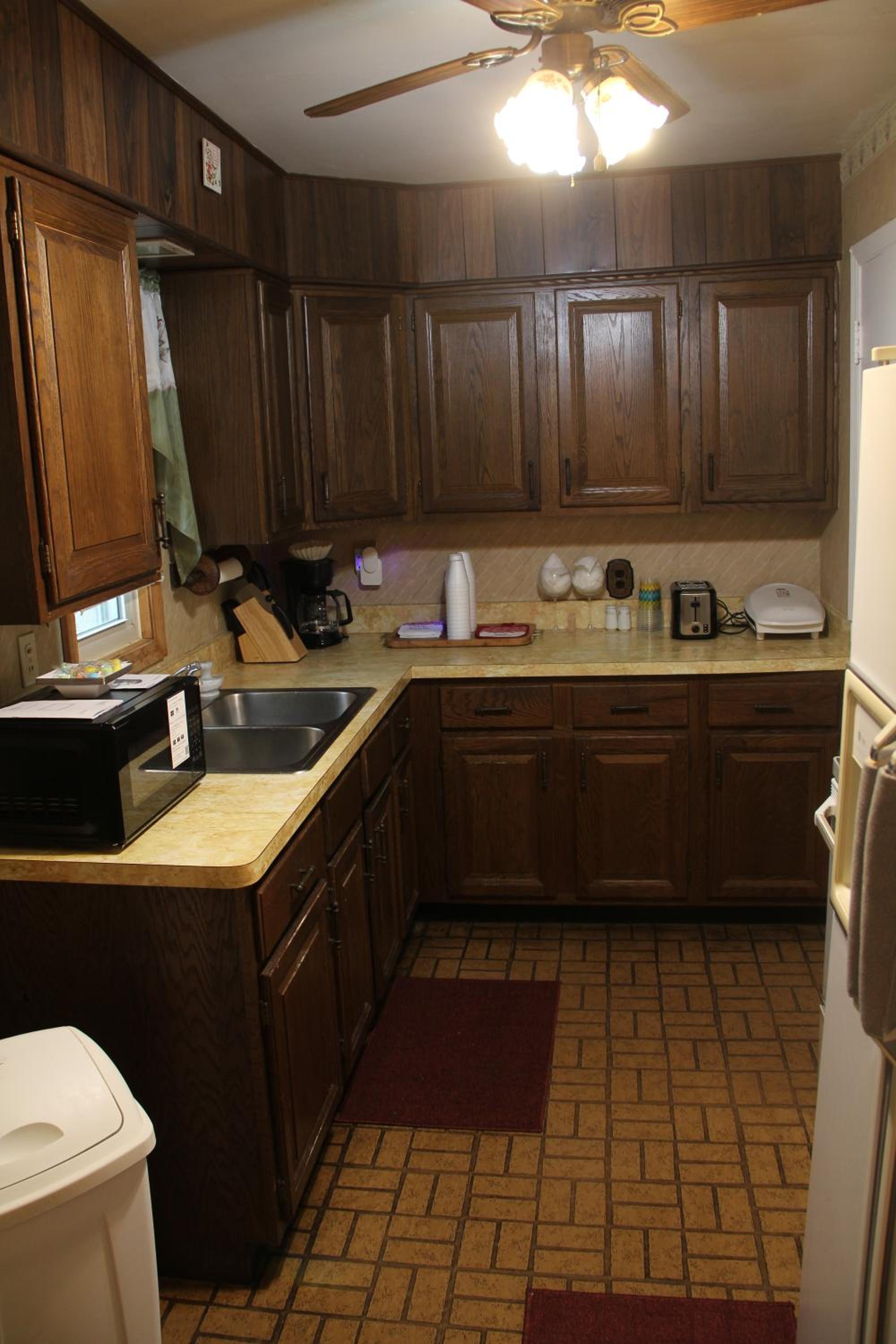 Beautiful, Cozy Stay in Oak Park, Queen Bedroom, Work Setup & Backyard Grill
