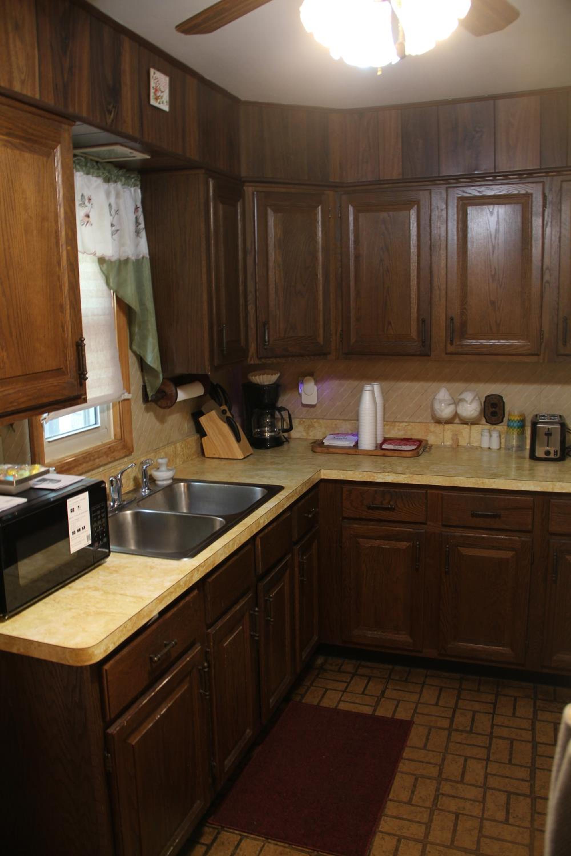 Beautiful, Cozy Stay in Oak Park, Queen Bedroom, Work Setup & Backyard Grill
