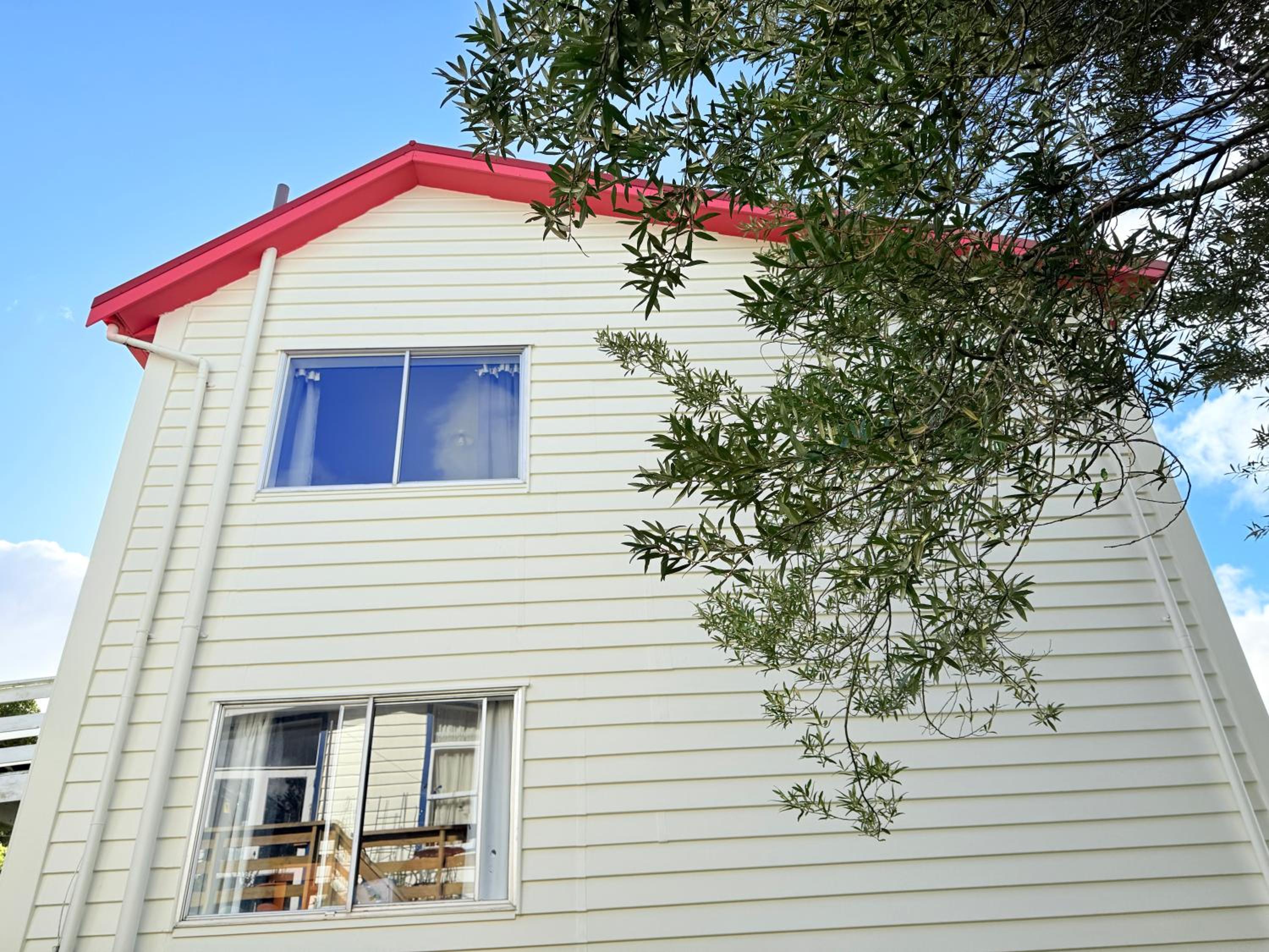 Renovated Entire 2BR Flat, Comfort, Scenic Views, Free Parking & 10 min to Ferry