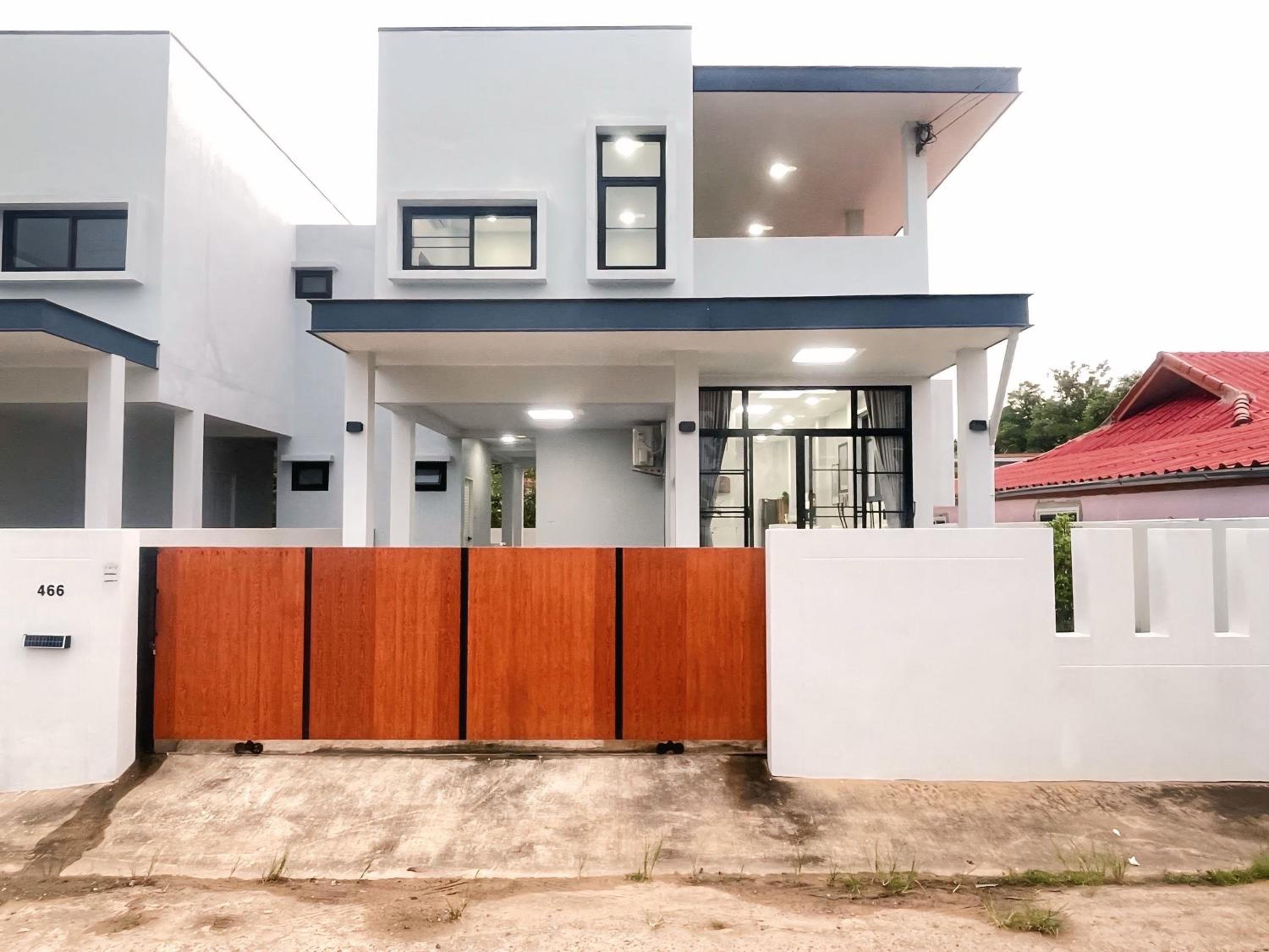 Ubon Hide Away - Brand New Private Villa - Walk to Lake - Pet Friendly