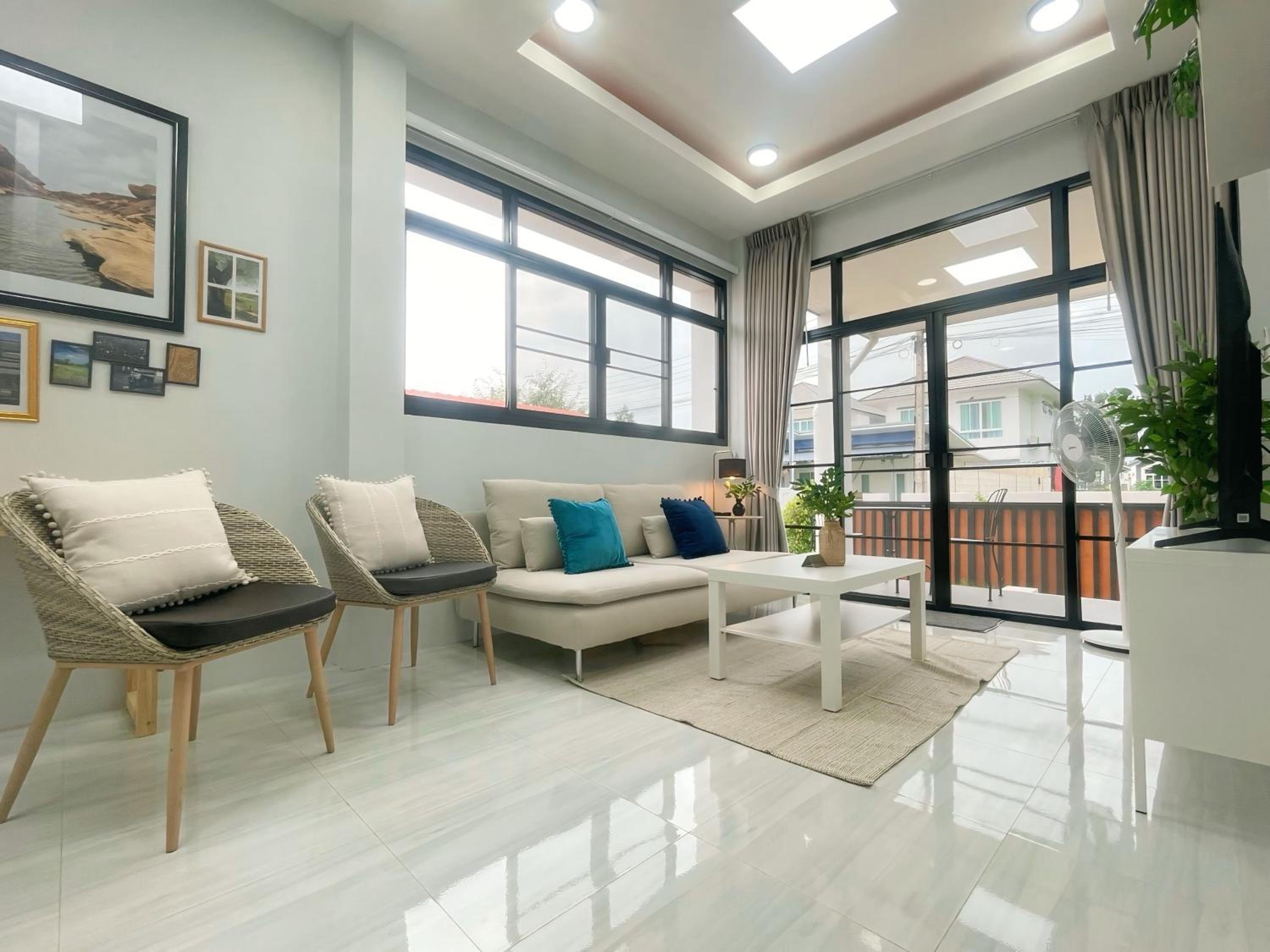 Ubon Hide Away - Brand New Private Villa - Walk to Lake - Pet Friendly