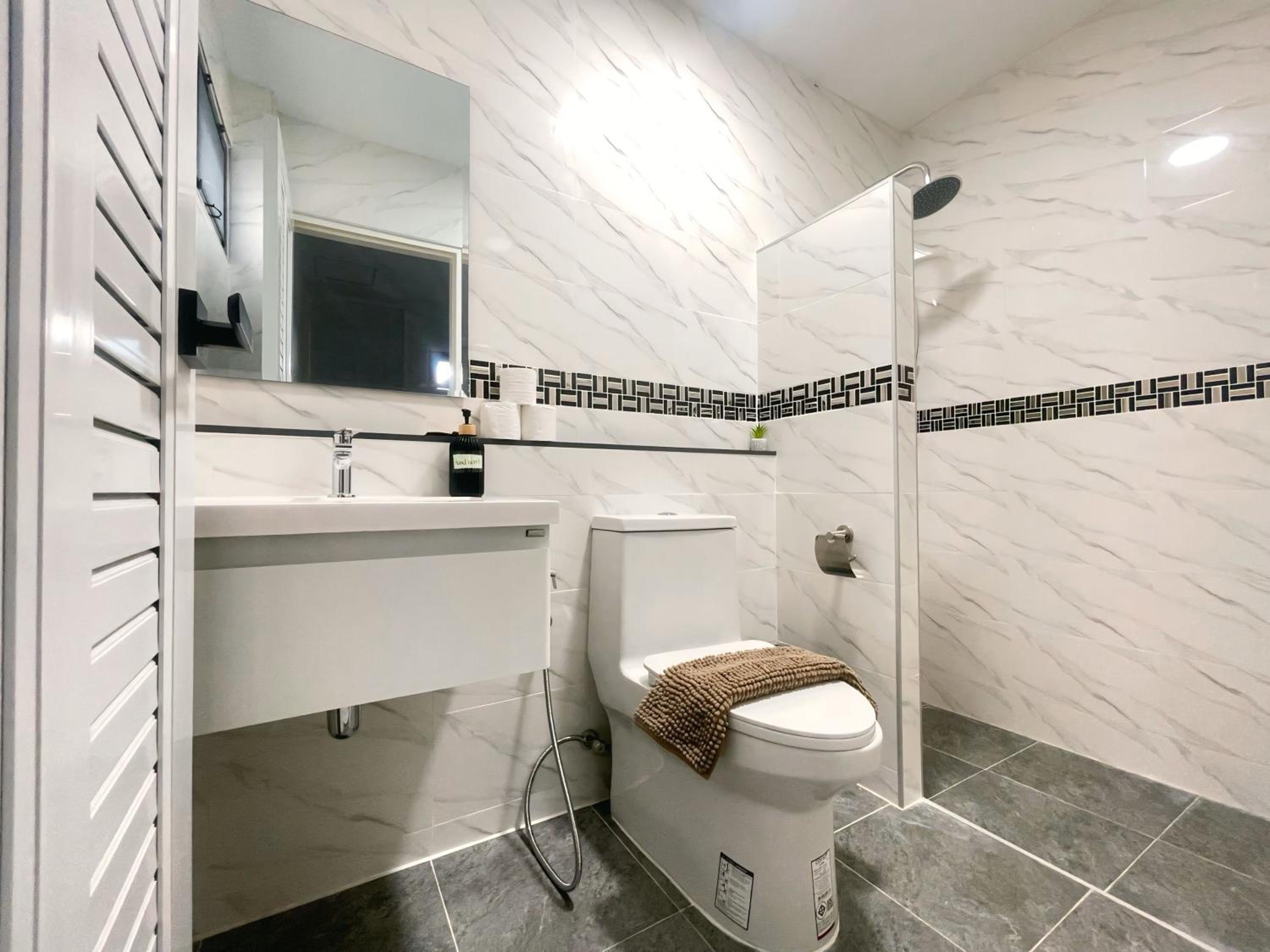 Ubon Hide Away - Brand New Private Villa - Walk to Lake - Pet Friendly