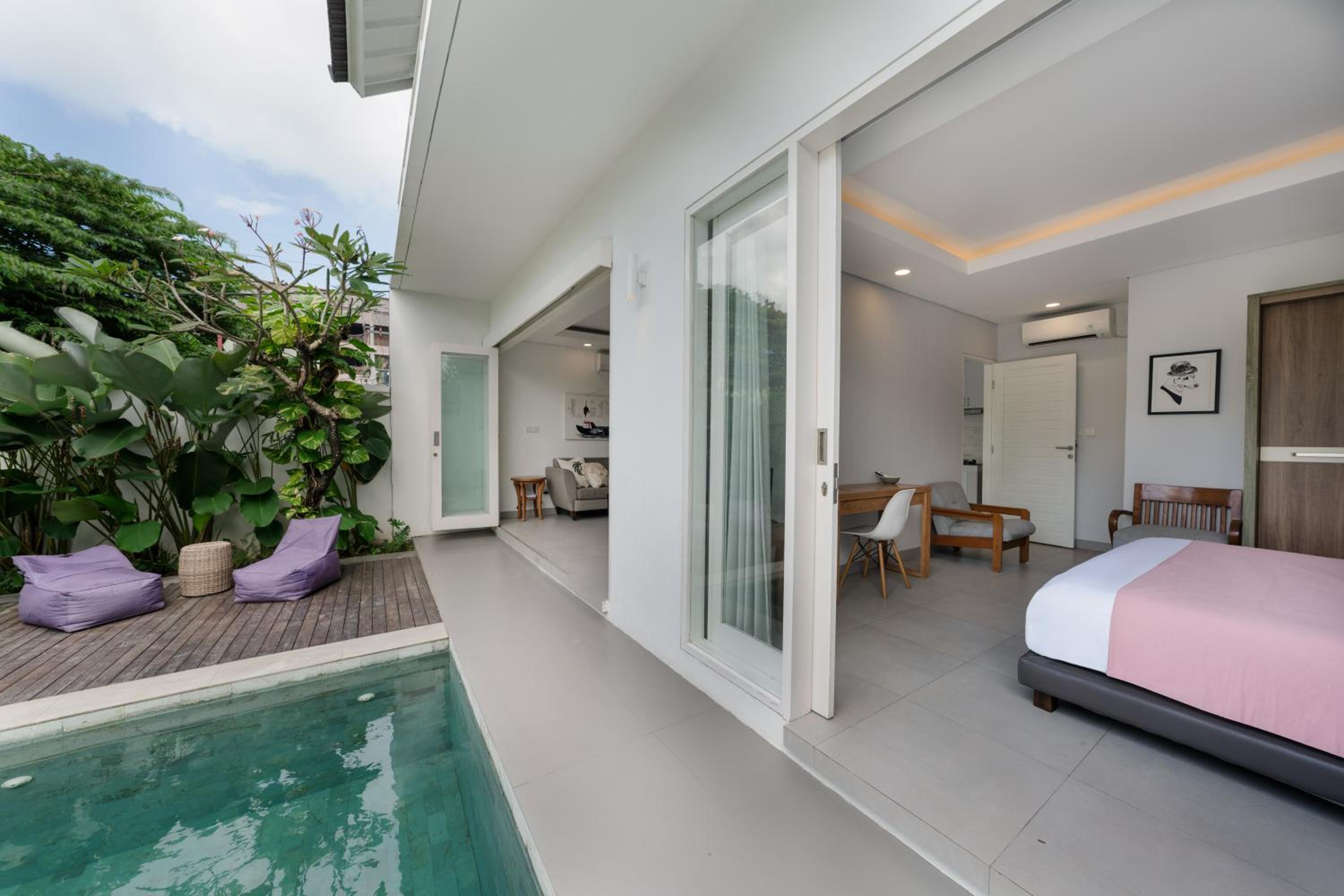 Villa Cocomo - Stylish 3BR Pool Villa 100m from Batu Bolong Beach