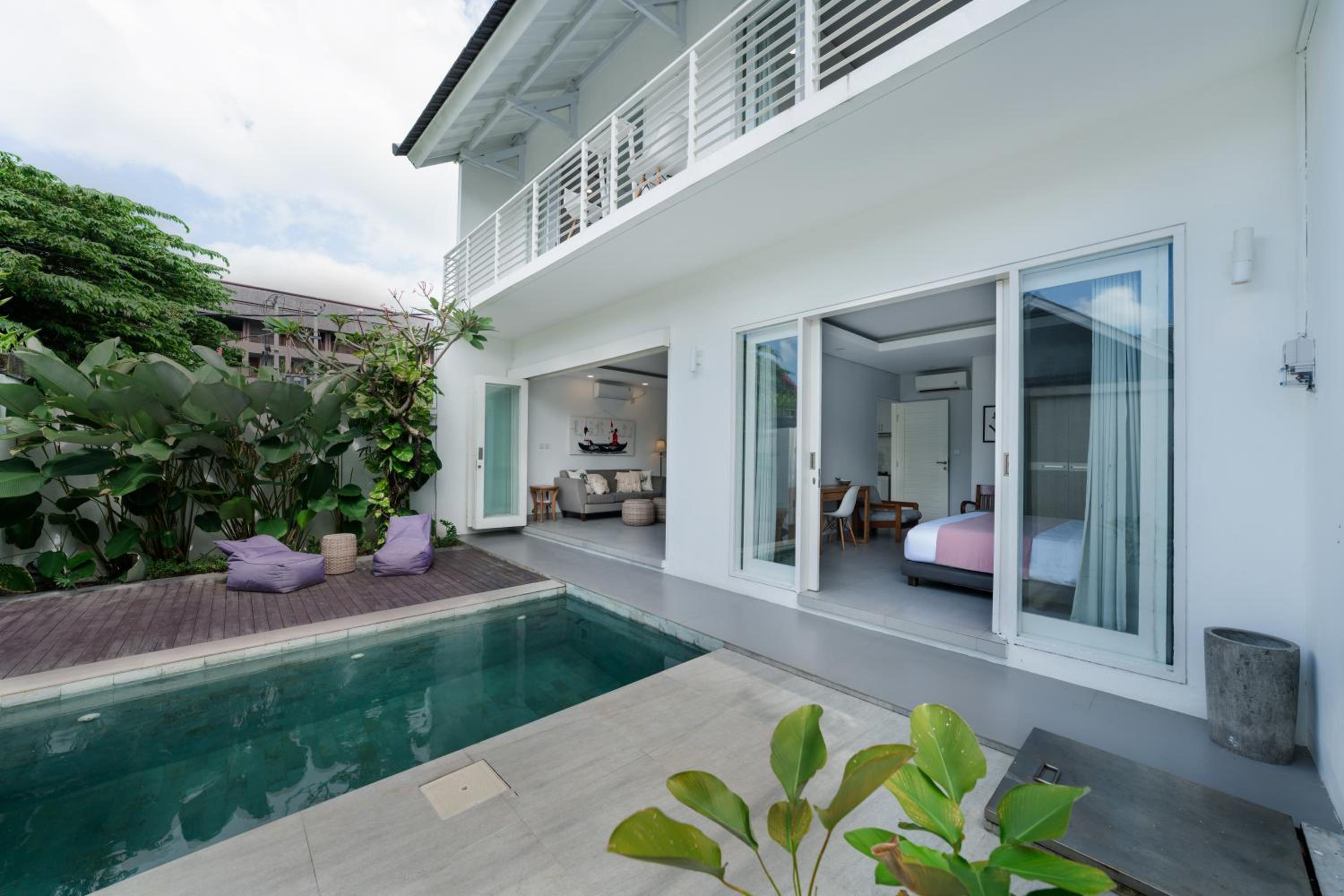 Villa Cocomo - Stylish 3BR Pool Villa 100m from Batu Bolong Beach