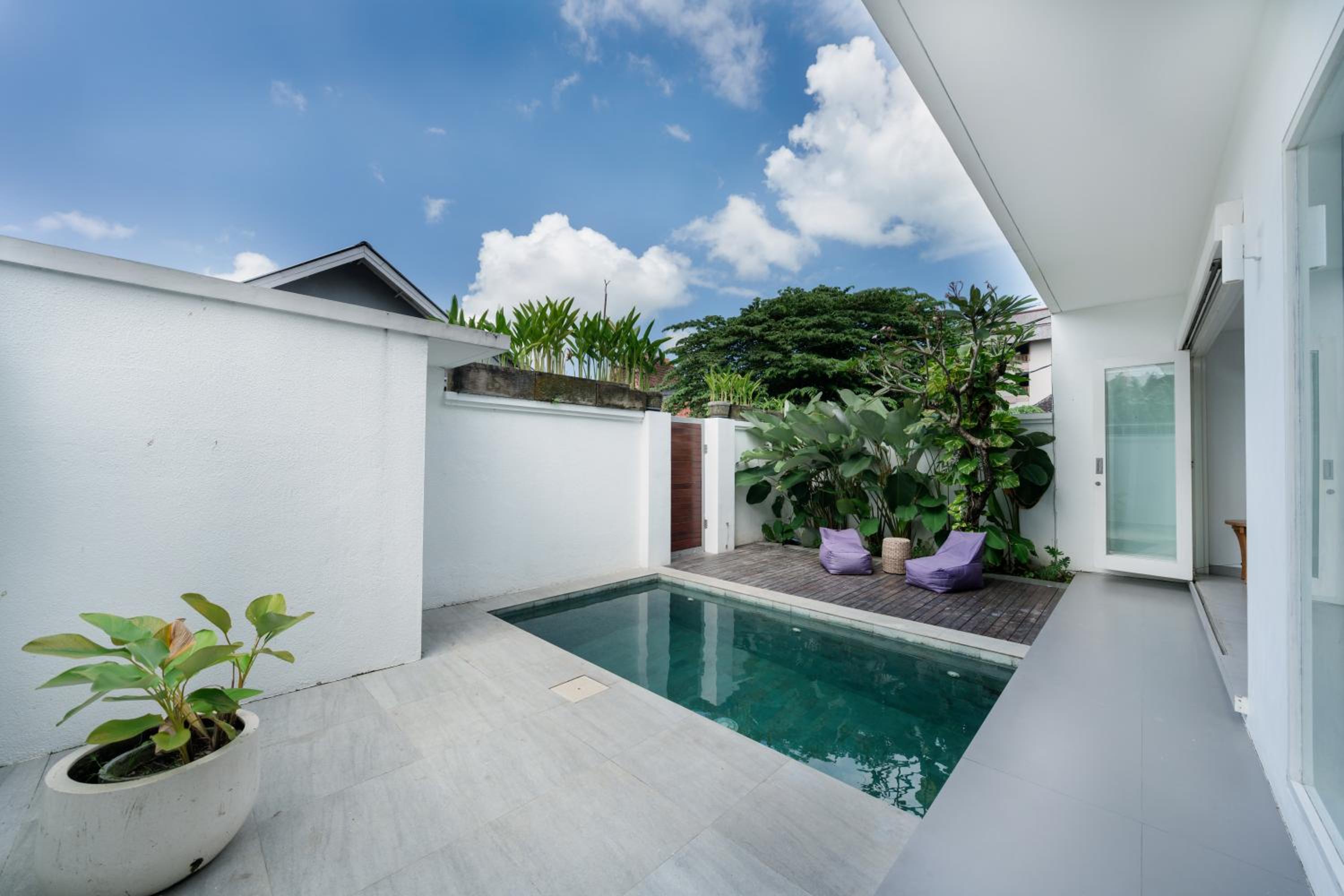 Villa Cocomo - Stylish 3BR Pool Villa 100m from Batu Bolong Beach