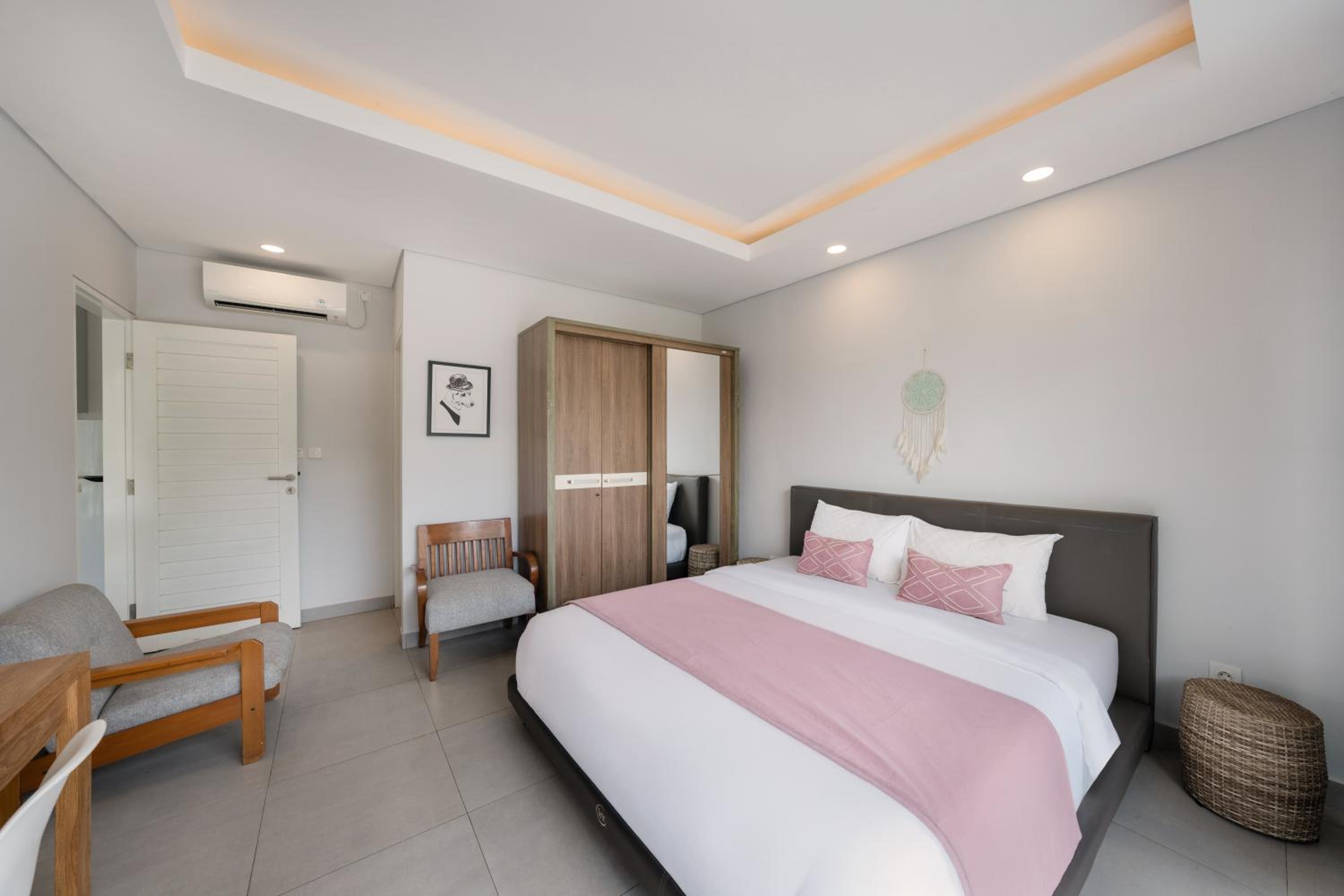 Villa Cocomo - Stylish 3BR Pool Villa 100m from Batu Bolong Beach