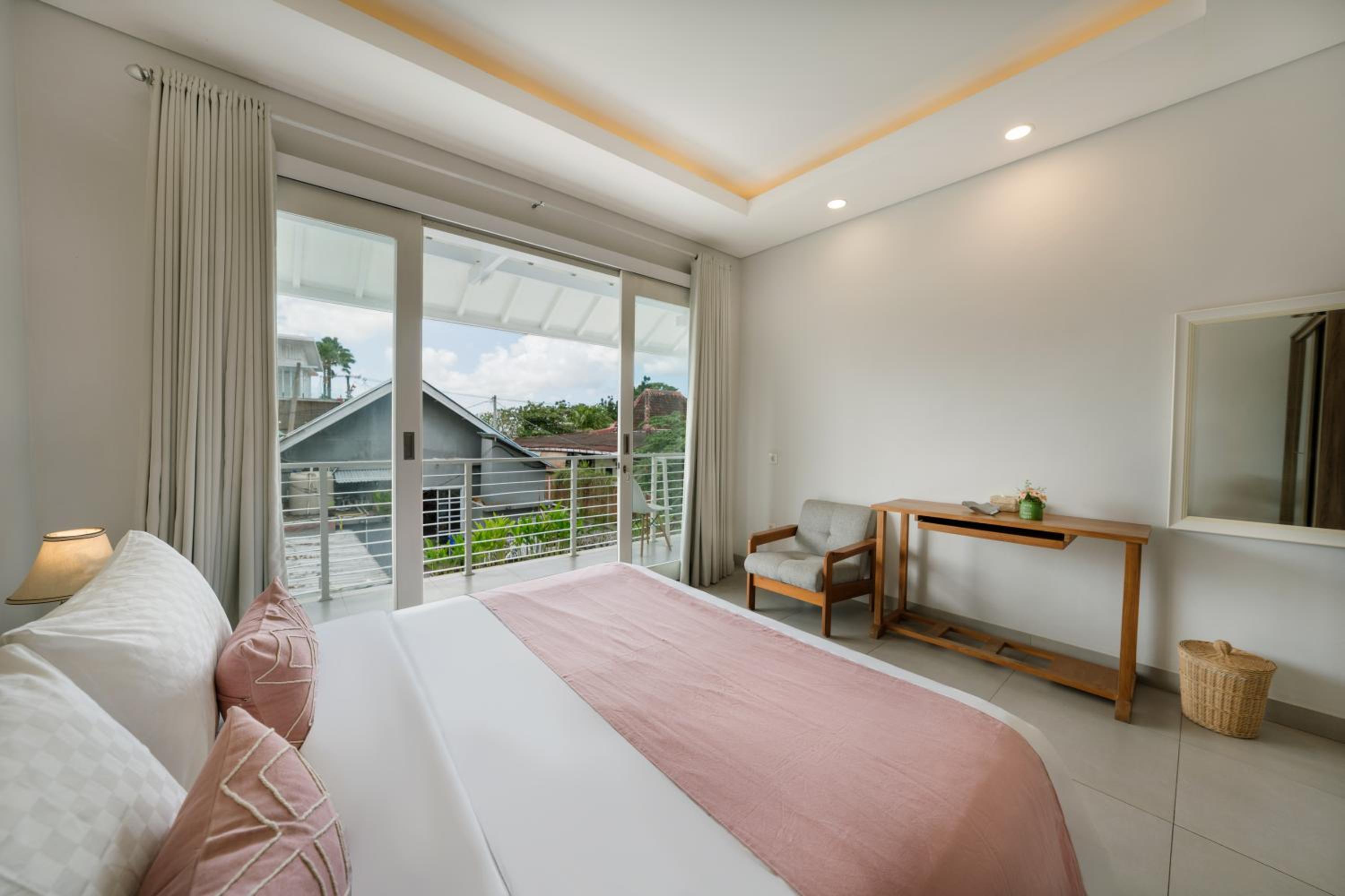 Villa Cocomo - Stylish 3BR Pool Villa 100m from Batu Bolong Beach