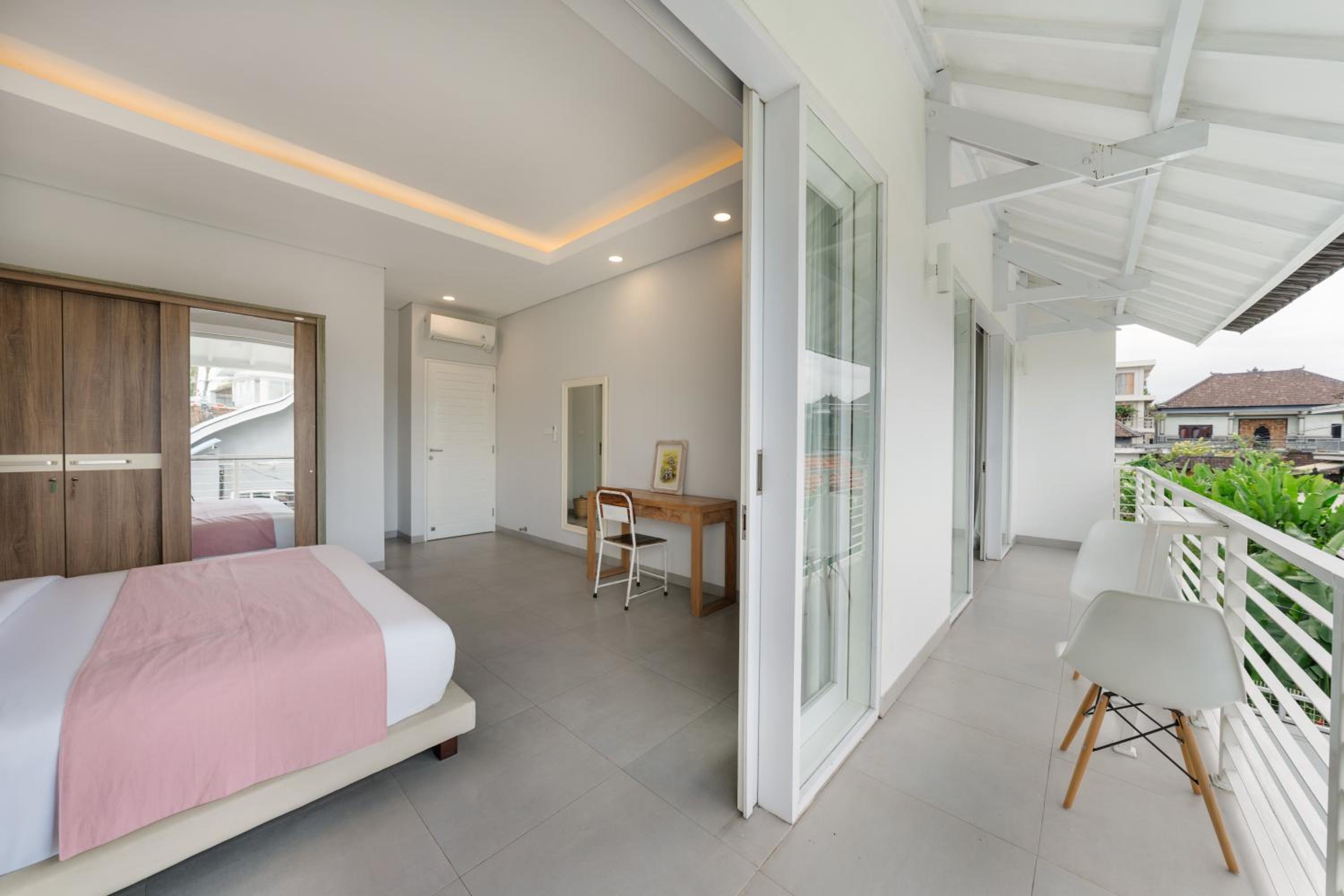 Villa Cocomo - Stylish 3BR Pool Villa 100m from Batu Bolong Beach