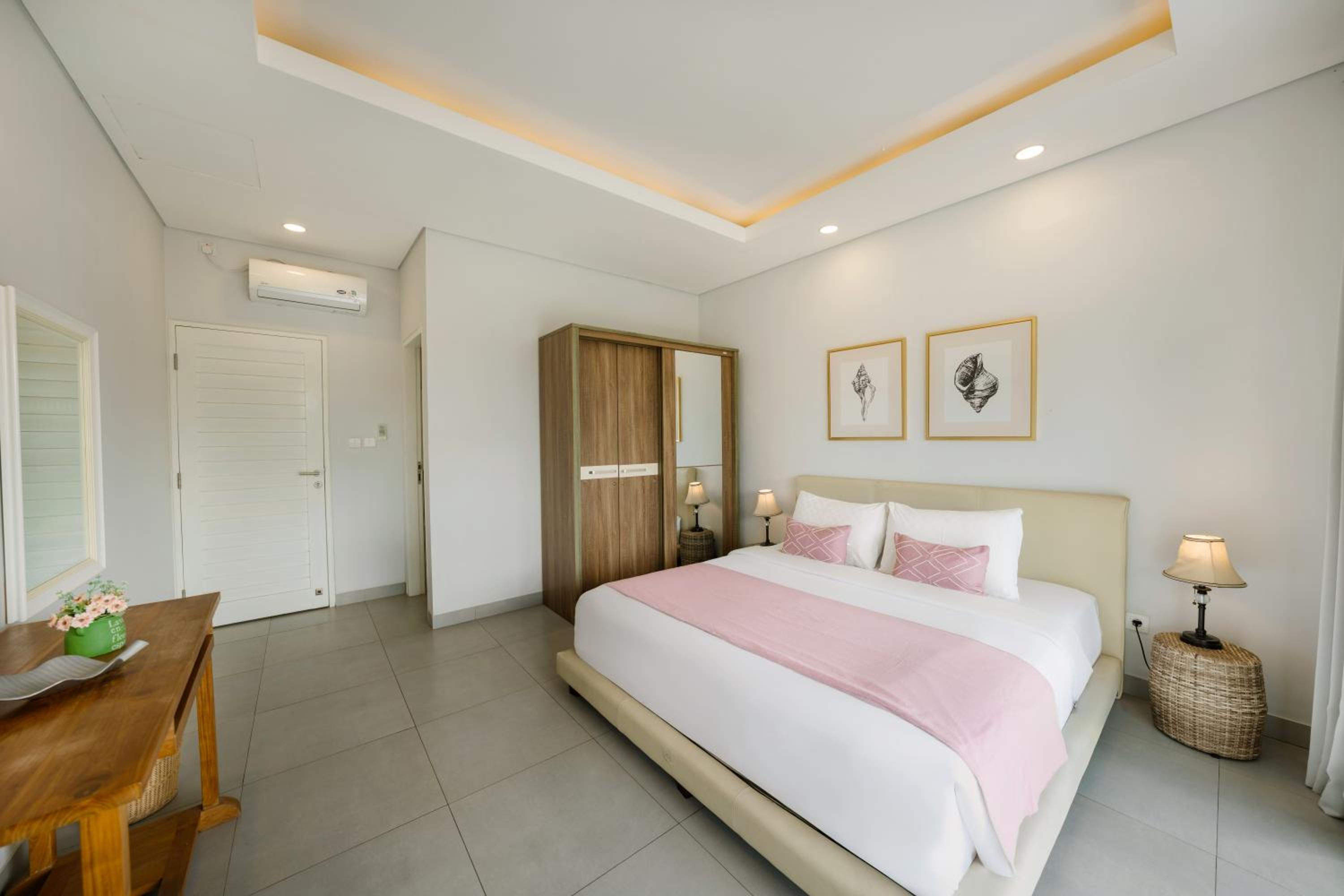 Villa Cocomo - Stylish 3BR Pool Villa 100m from Batu Bolong Beach