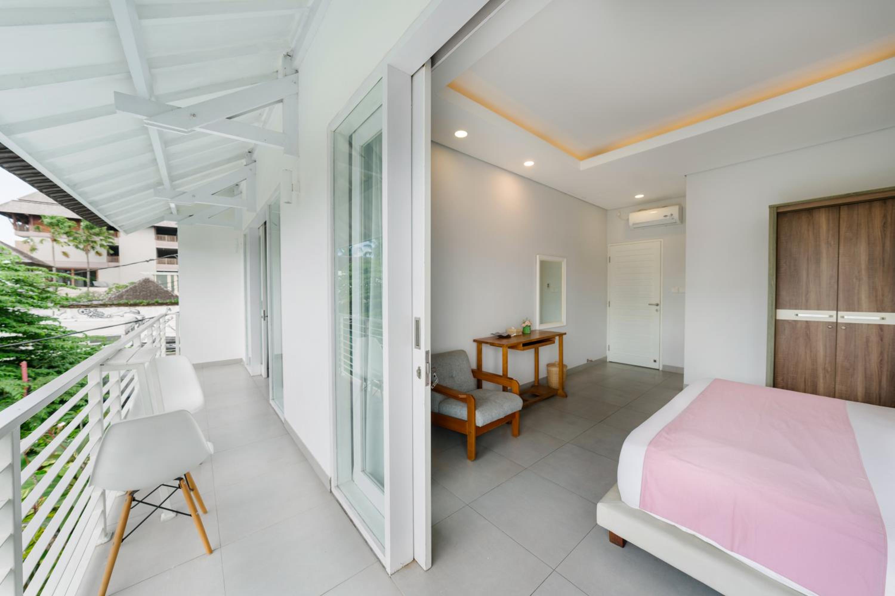 Villa Cocomo - Stylish 3BR Pool Villa 100m from Batu Bolong Beach