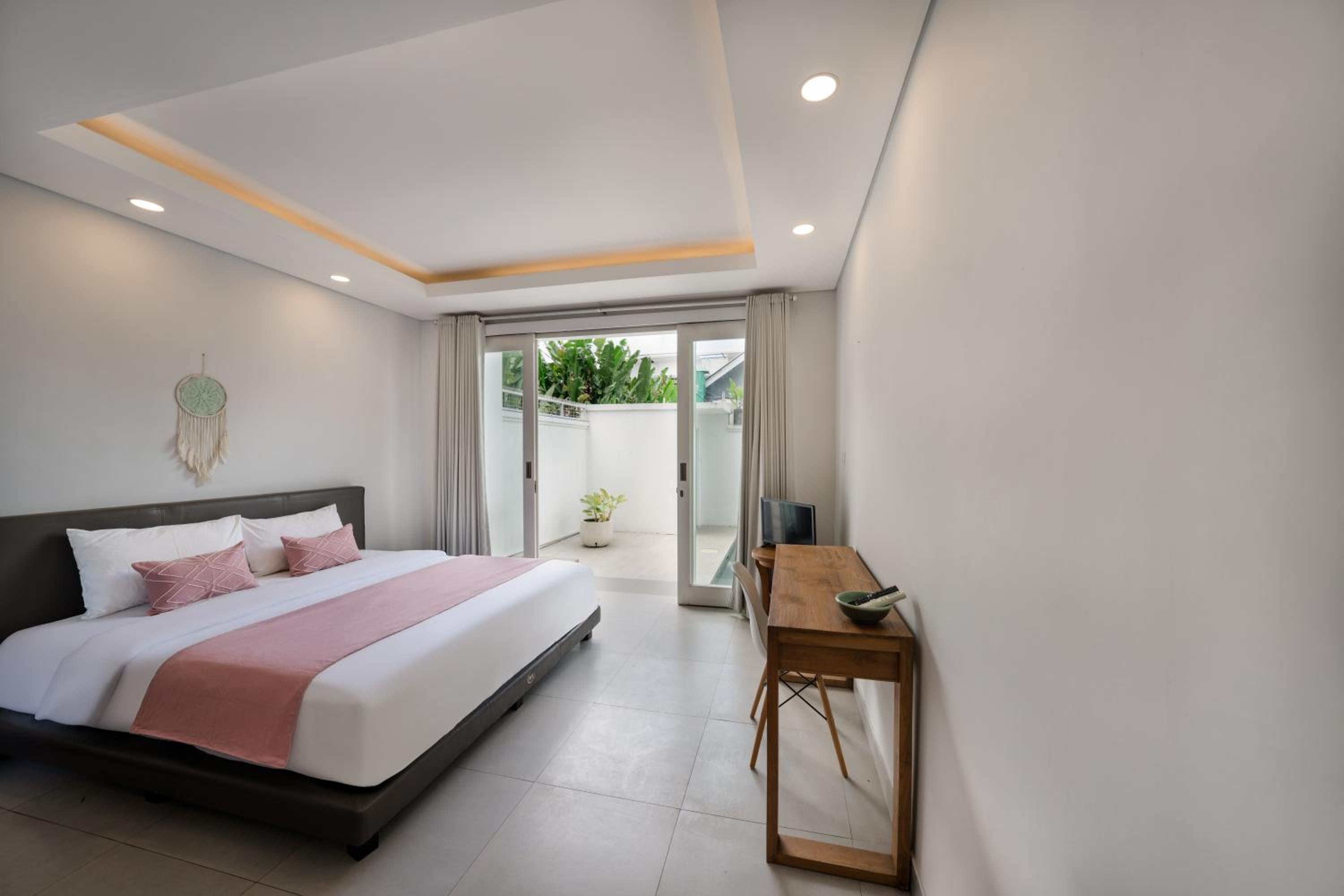 Villa Cocomo - Stylish 3BR Pool Villa 100m from Batu Bolong Beach