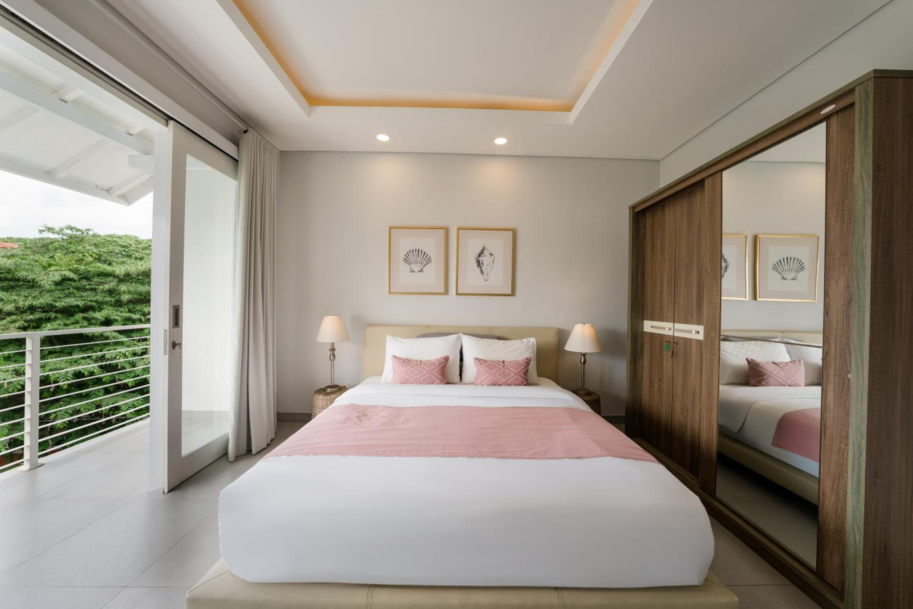 Villa Cocomo - Stylish 3BR Pool Villa 100m from Batu Bolong Beach