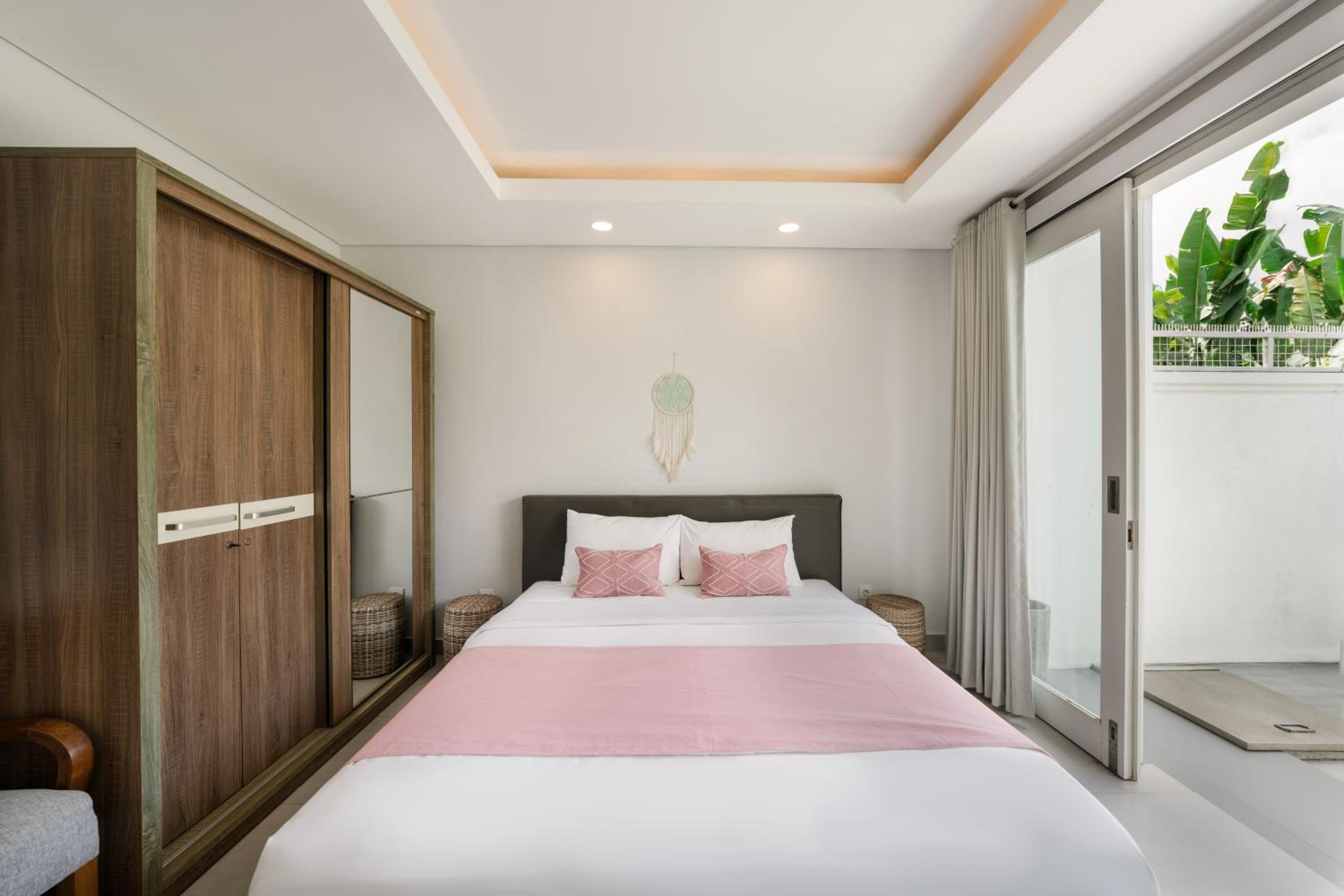Villa Cocomo - Stylish 3BR Pool Villa 100m from Batu Bolong Beach