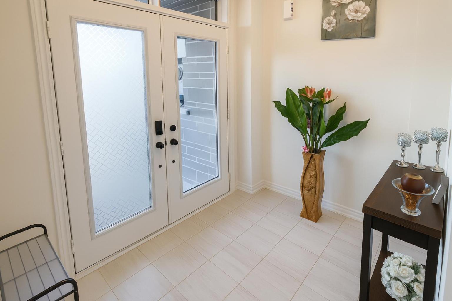 2024 Built Elegant 3BR Kleinburg Vaughan Townhouse with Free Parking, WiFi, Full Kitchen, Laundry, Near Canada's Wonderland! Perfect for Family Travel, Gro
