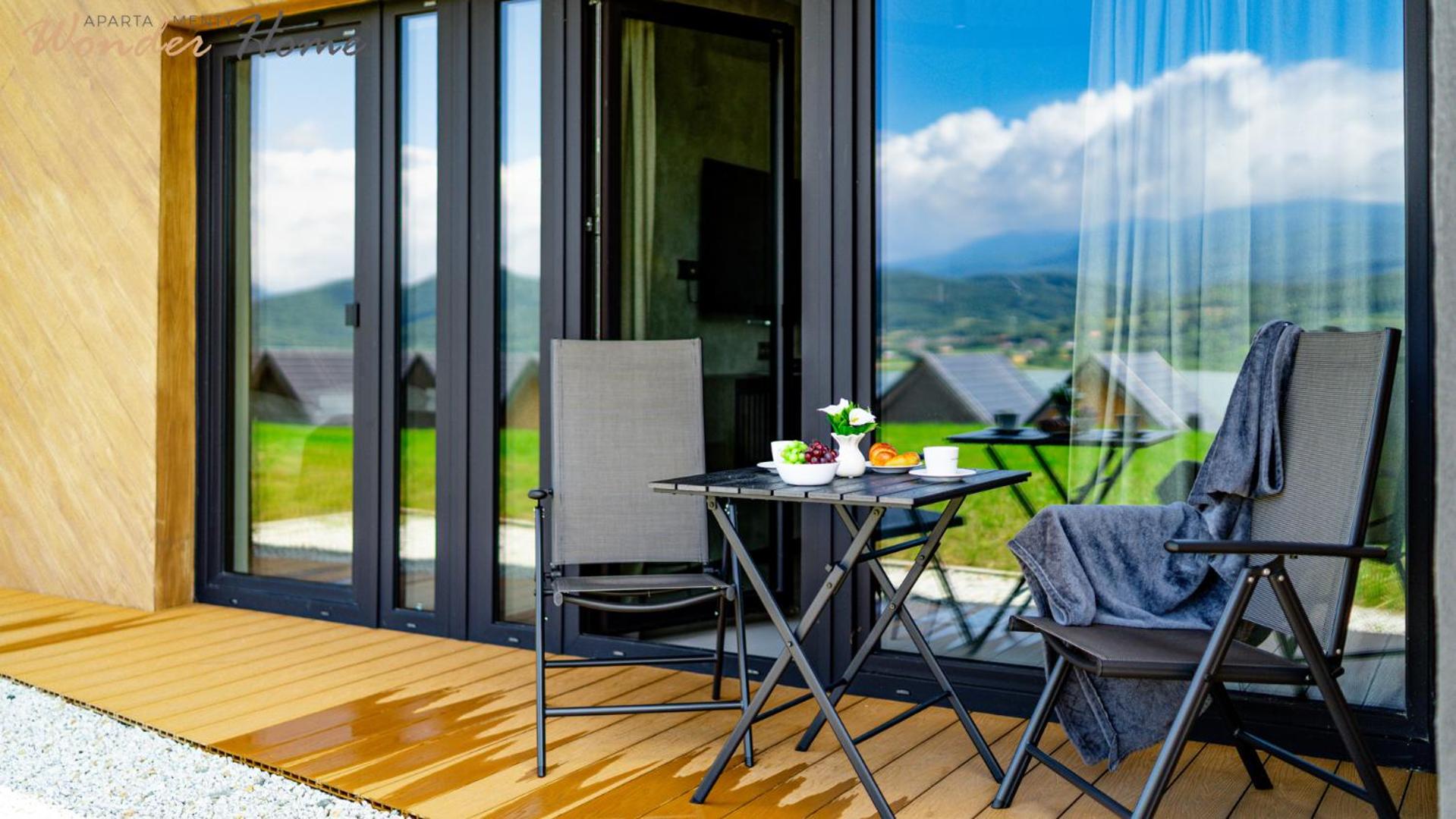 Wonder Hill - bajkowy widok na góry i zalew, strefa wellness na terenie kompleksu