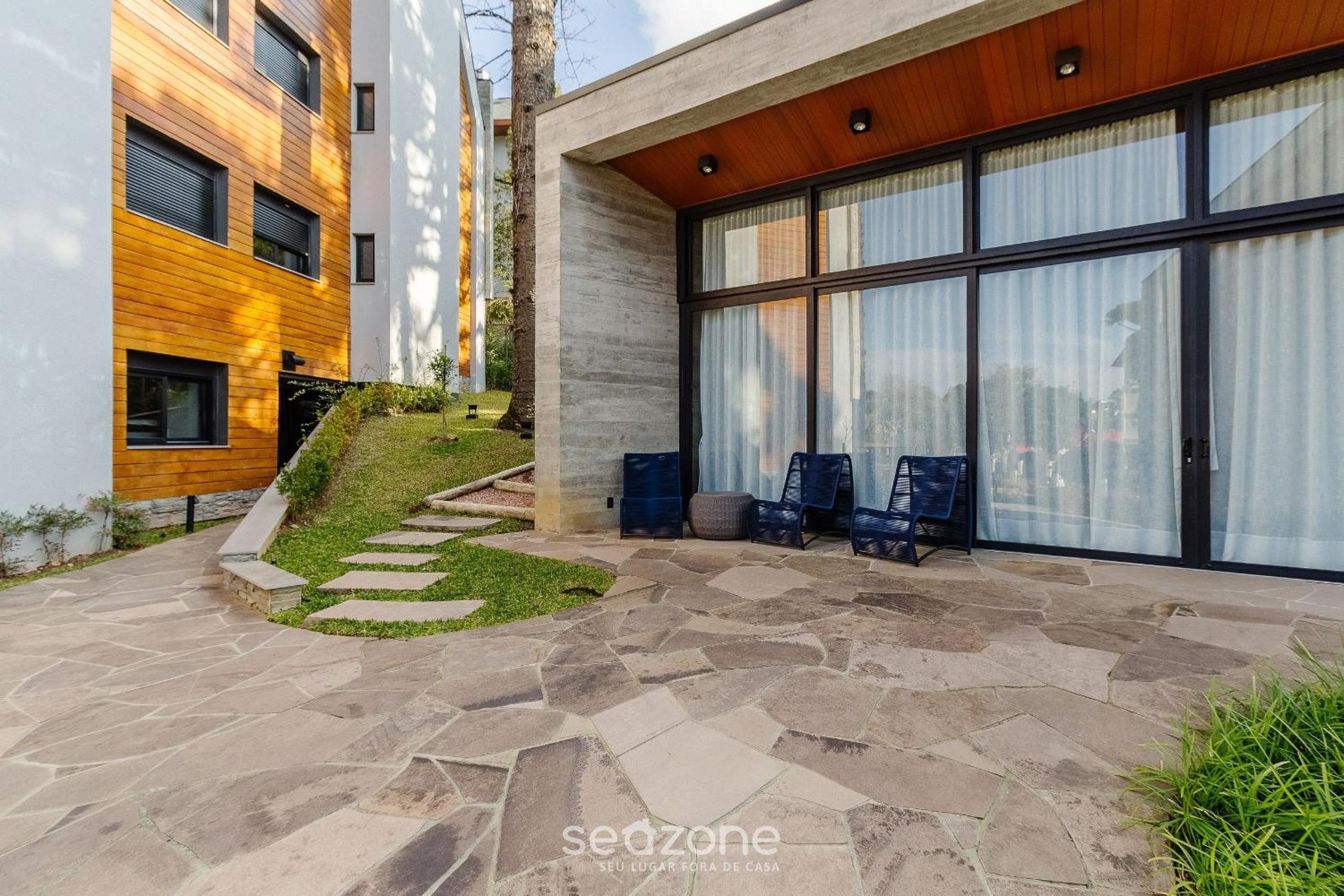 Apt with balcony in the heart of Gramado - MLU0306