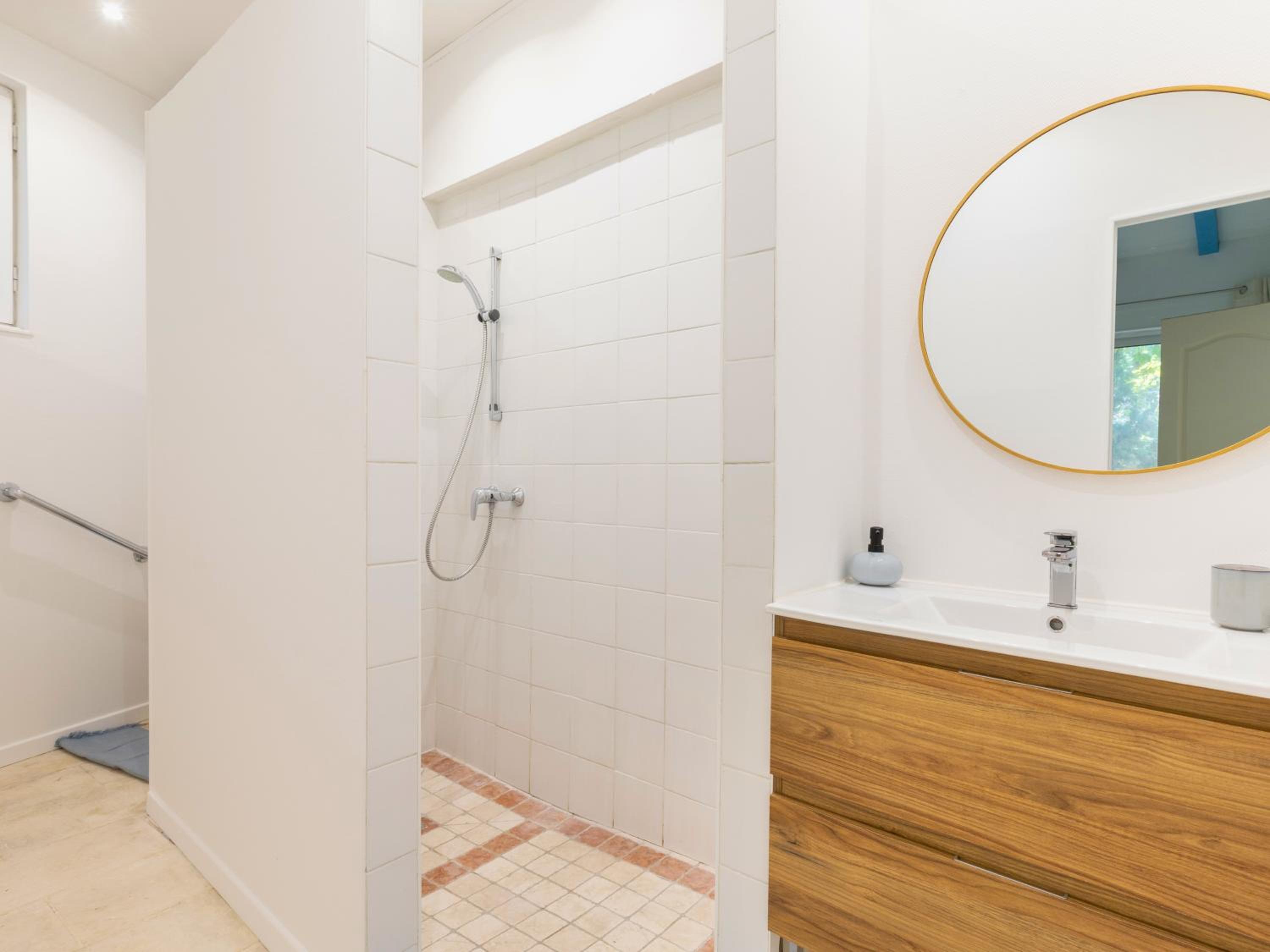 Escapade provençale - Idéal couple & petite famille - Jacuzzi exclusif - 10min Avignon et Château-neuf-du-Pape - Jardin & Piscine - Parking privé gratuit