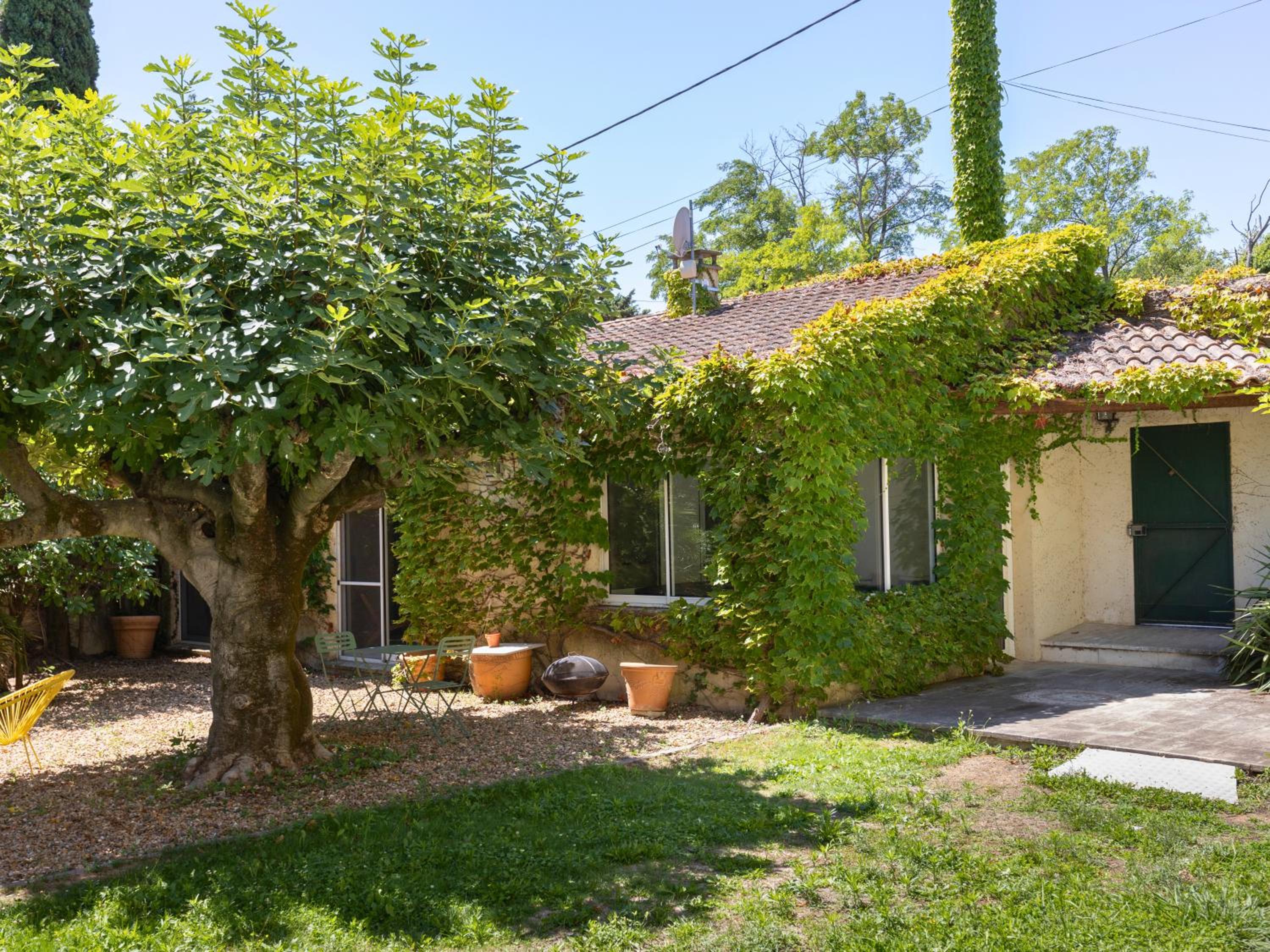Escapade provençale - Idéal couple & petite famille - Jacuzzi exclusif - 10min Avignon et Château-neuf-du-Pape - Jardin & Piscine - Parking privé gratuit