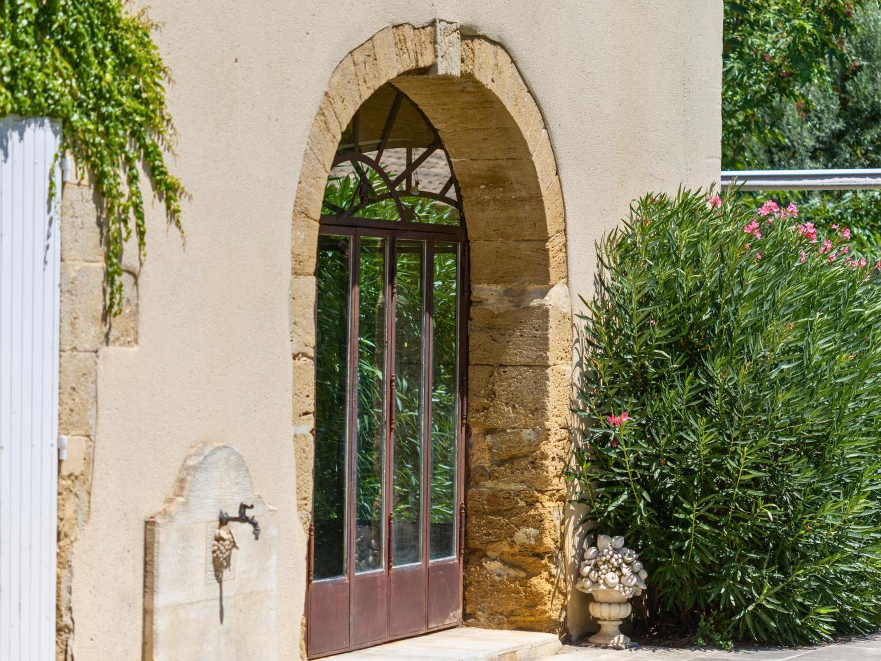 Escapade provençale - Idéal couple & petite famille - Jacuzzi exclusif - 10min Avignon et Château-neuf-du-Pape - Jardin & Piscine - Parking privé gratuit