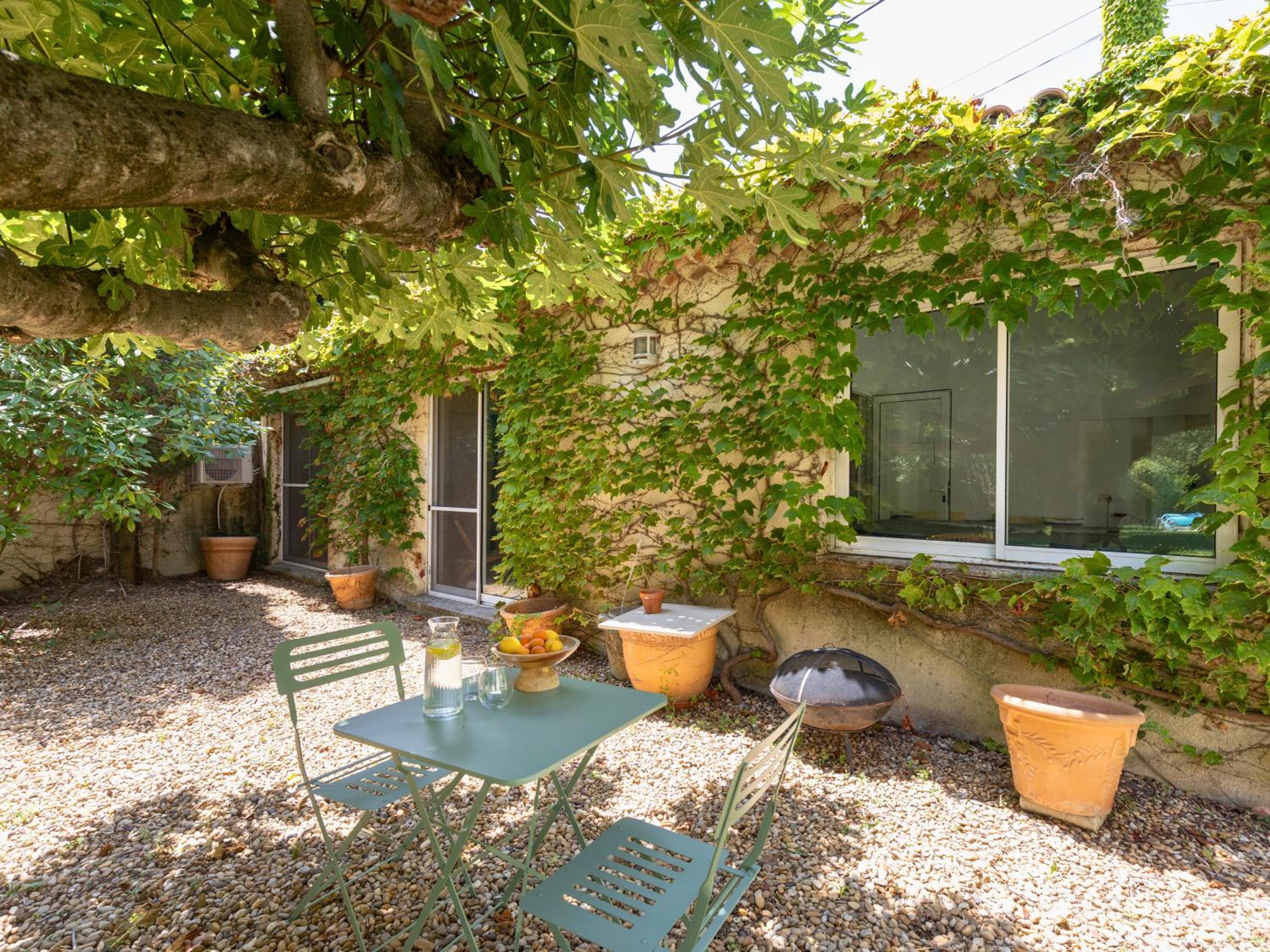 Escapade provençale - Idéal couple & petite famille - Jacuzzi exclusif - 10min Avignon et Château-neuf-du-Pape - Jardin & Piscine - Parking privé gratuit