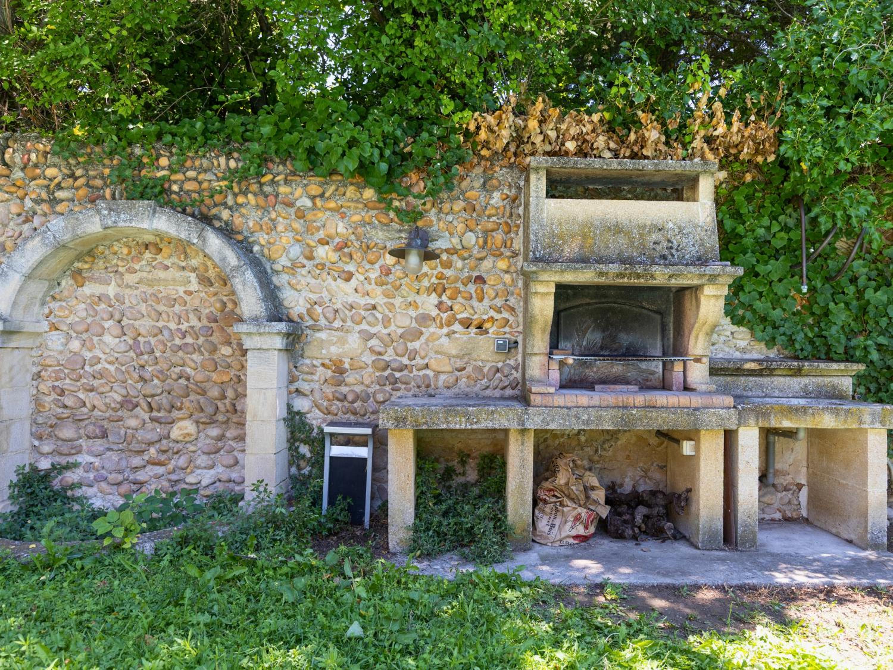 Escapade provençale - Idéal couple & petite famille - Jacuzzi exclusif - 10min Avignon et Château-neuf-du-Pape - Jardin & Piscine - Parking privé gratuit