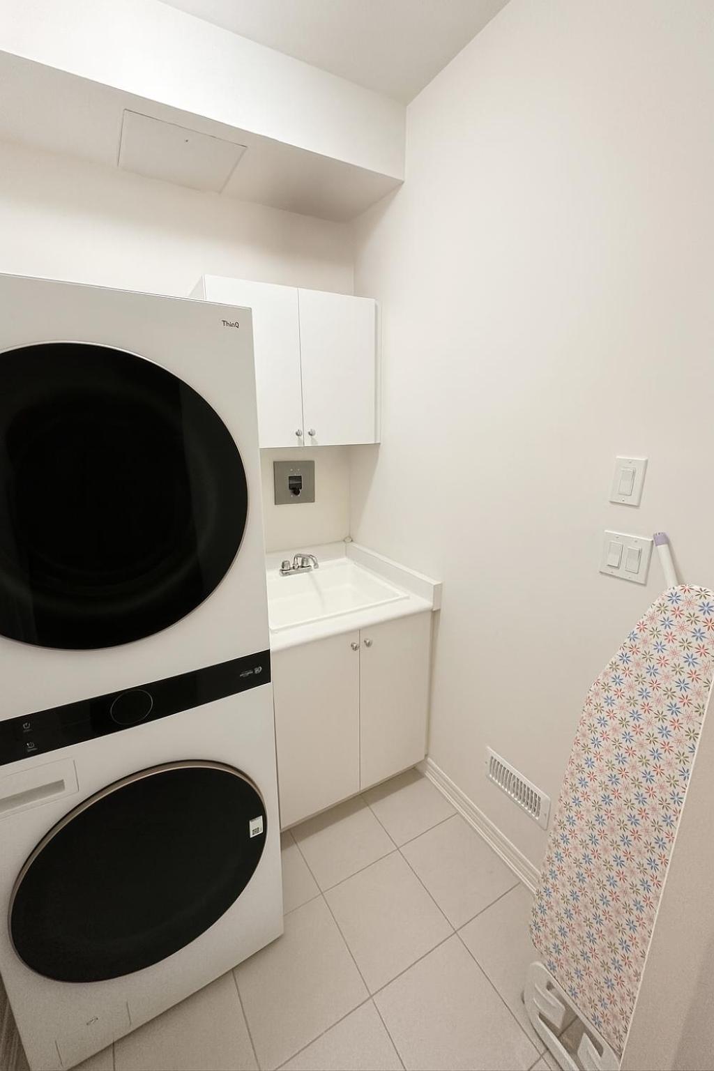 2024 Built Stylish 3BR Cambridge Townhouse with Foosball, Free Parking, WiFi, Full Kitchen, Laundry, 8 Min Drive to African Lion Safari! Perfect for Group 