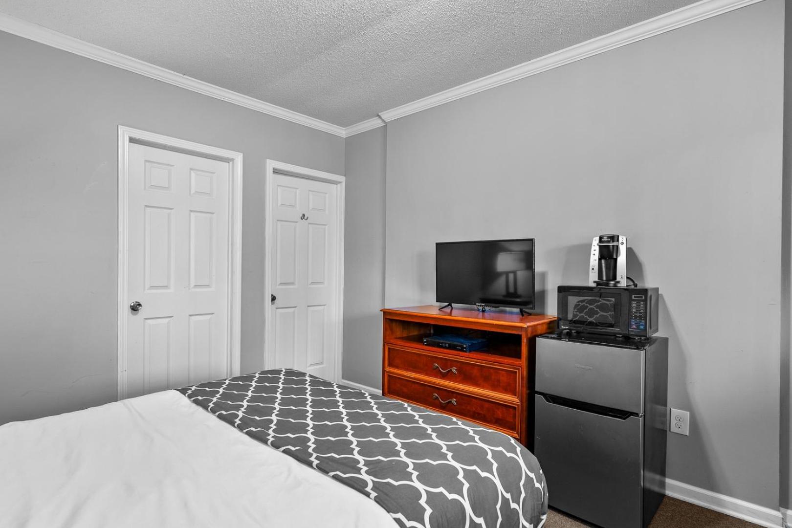 Cozy 1BR Apt AC Parking Brownstown