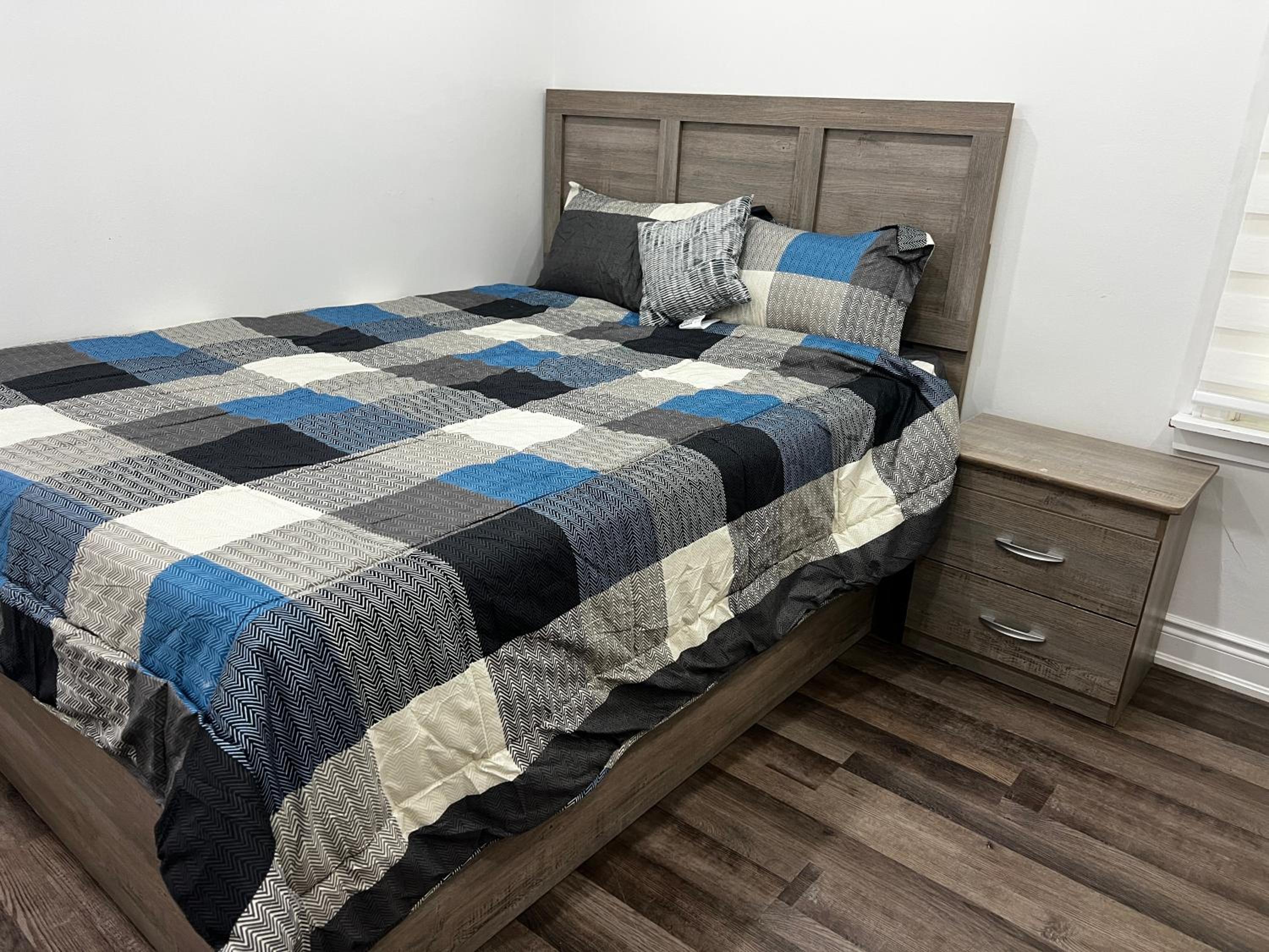 Three Bedroom Spacious Bangalow with Free Parking, closer to commercial area and highways