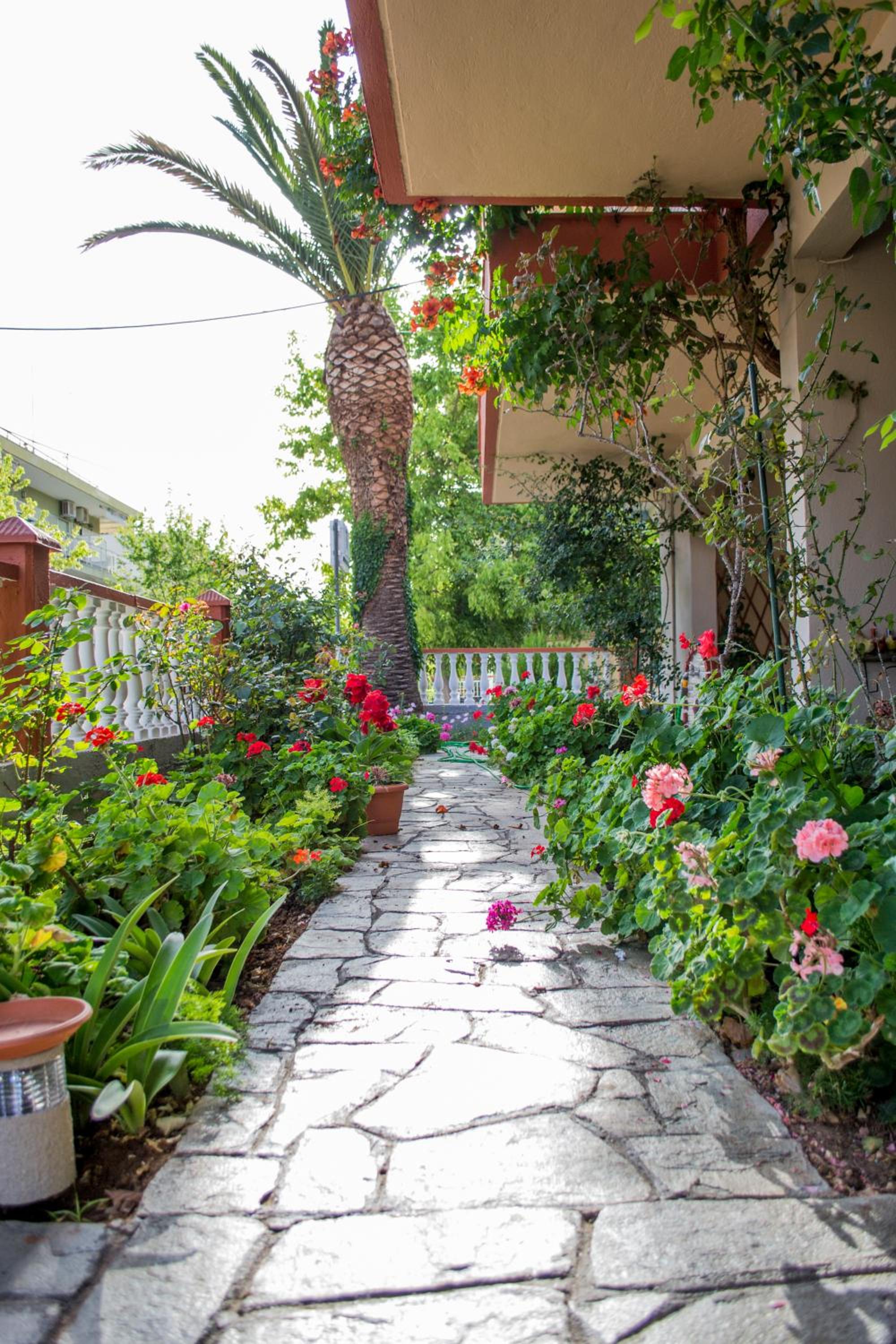 Milonas House Apartments