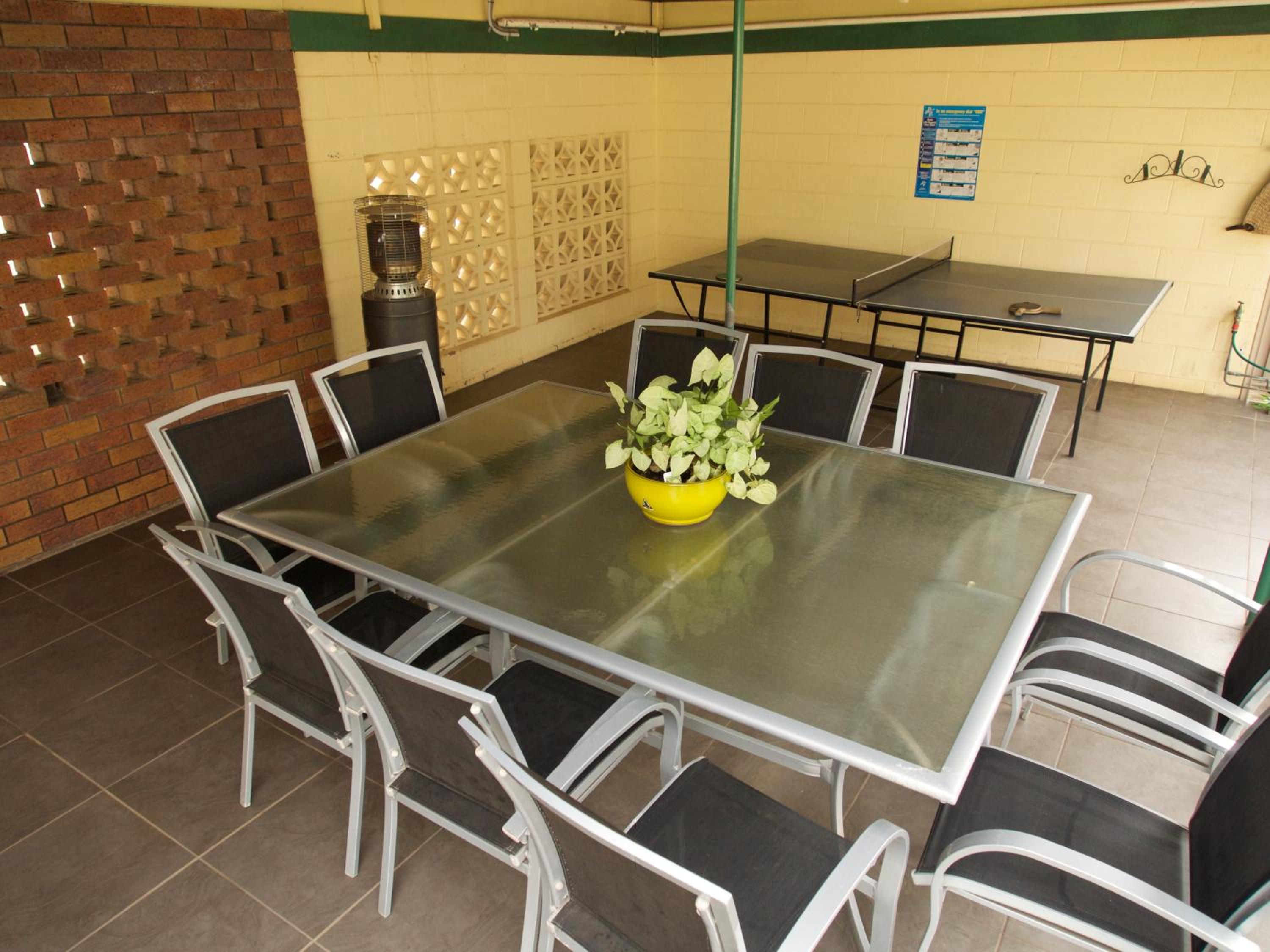 Ruthven Street Motor Inn