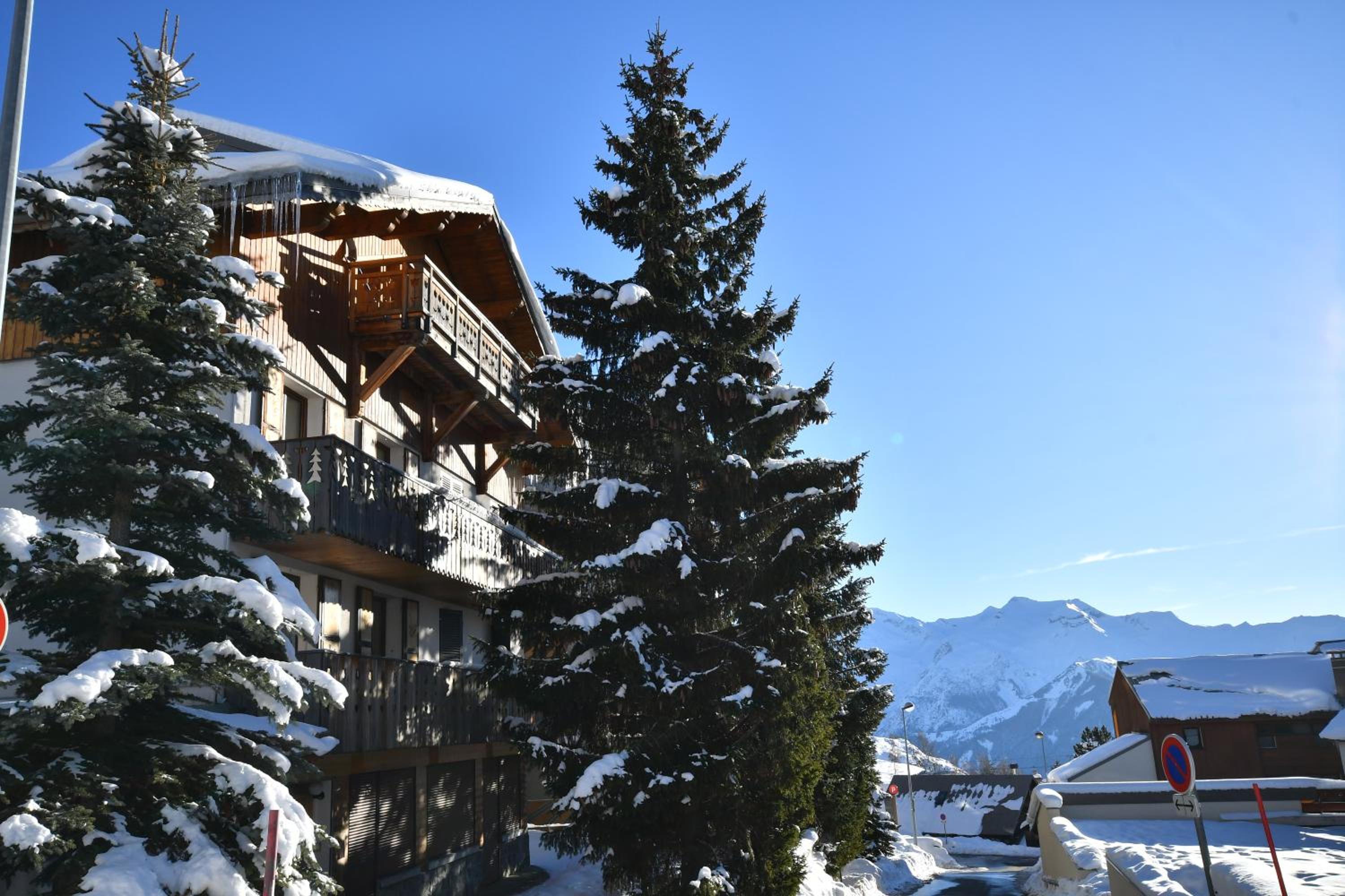 Chalet Magique - 4 stars - 4 bedrooms - center of Alpe d'Huez photo 2