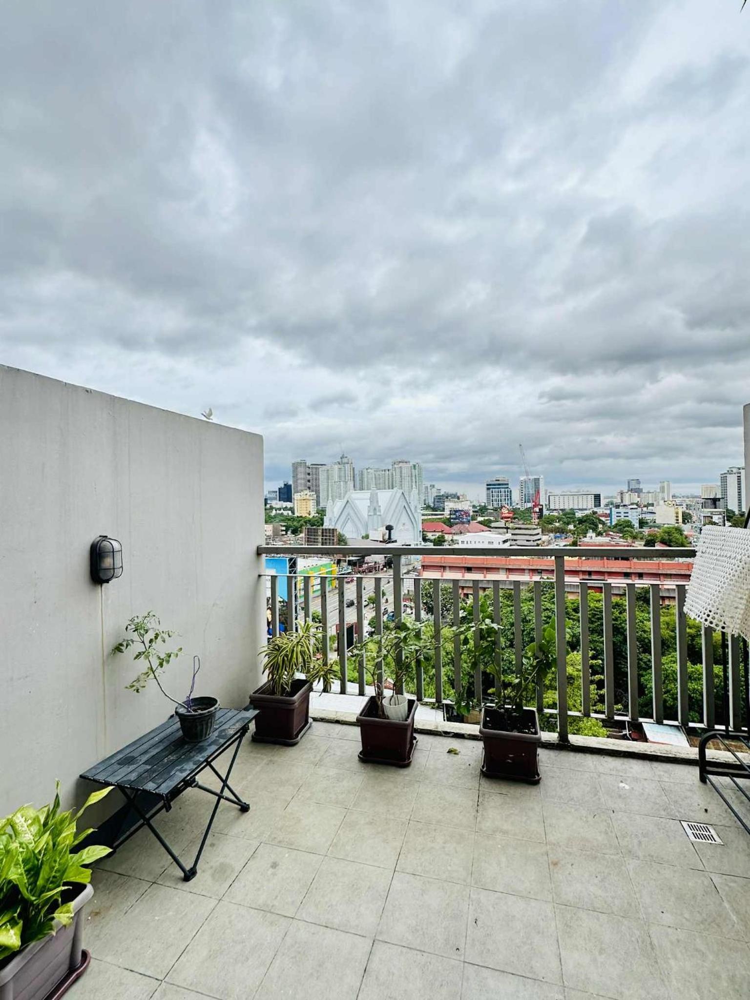09T2 Chic Corners, Studio w Balcony, Horizons 101