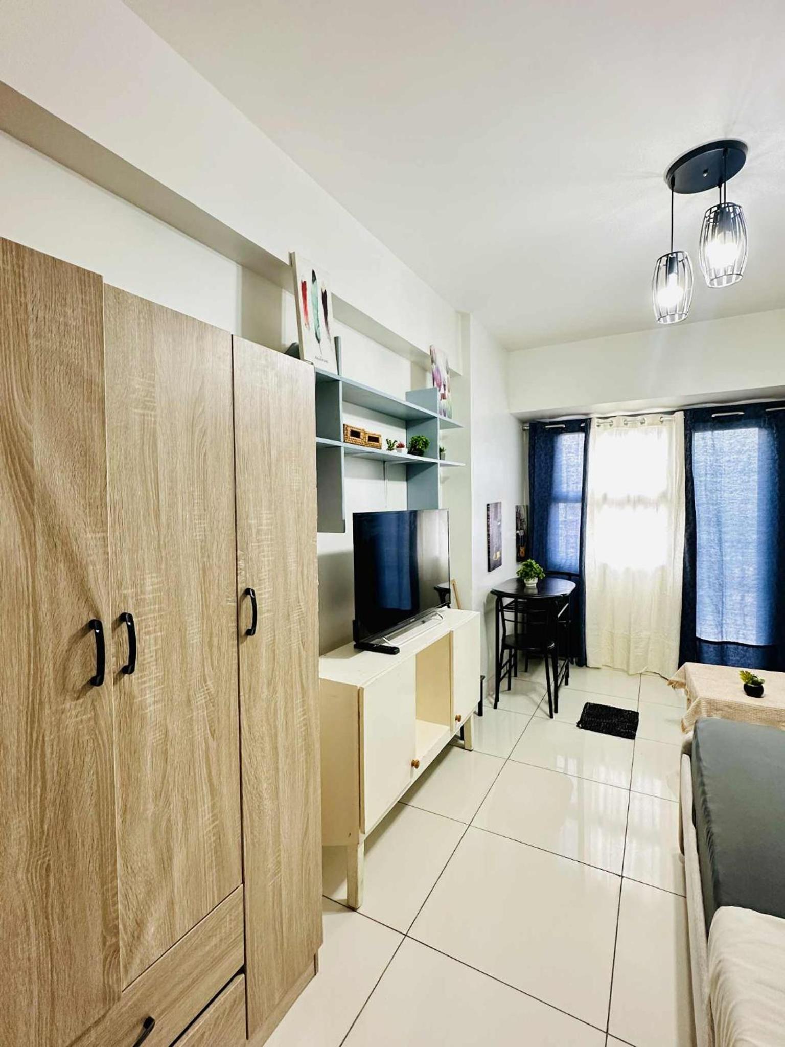 09T2 Chic Corners, Studio w Balcony, Horizons 101