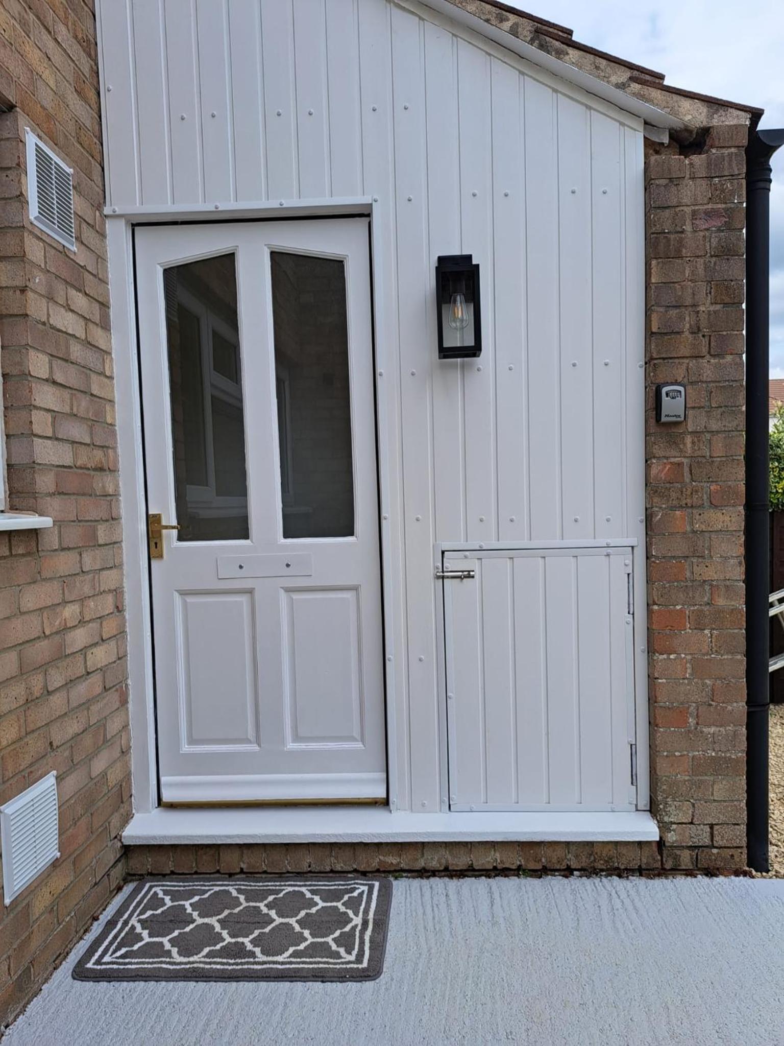 SALE 3 bed House CALNE SLEEPS 6 pet-friendly