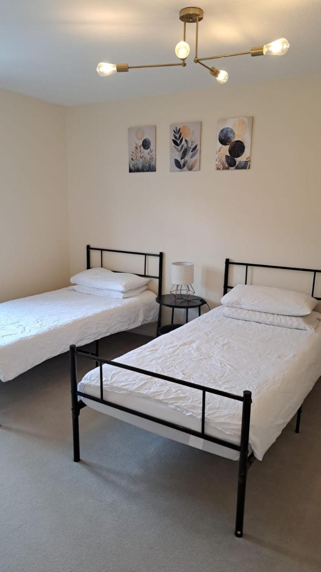 SALE 3 bed House CALNE SLEEPS 6 pet-friendly