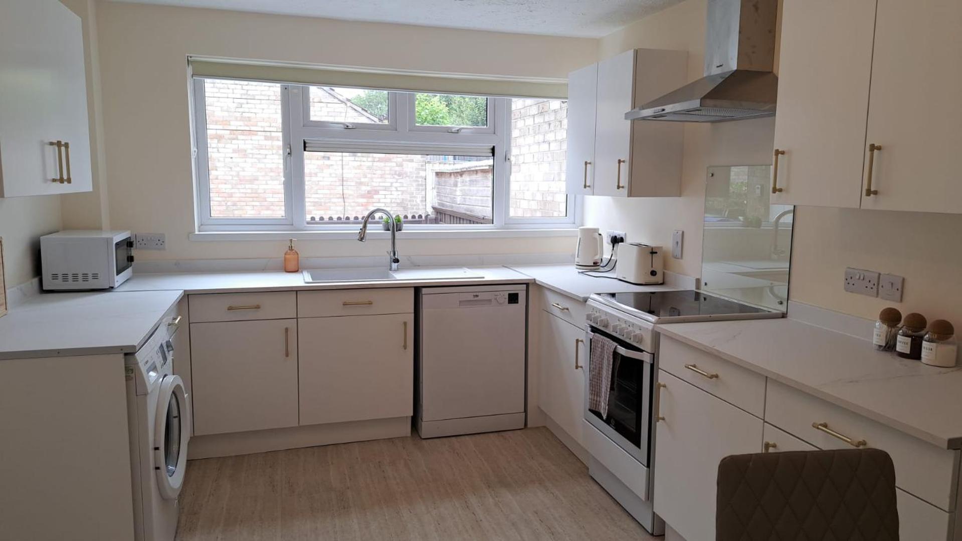 SALE 3 bed House CALNE SLEEPS 6 pet-friendly