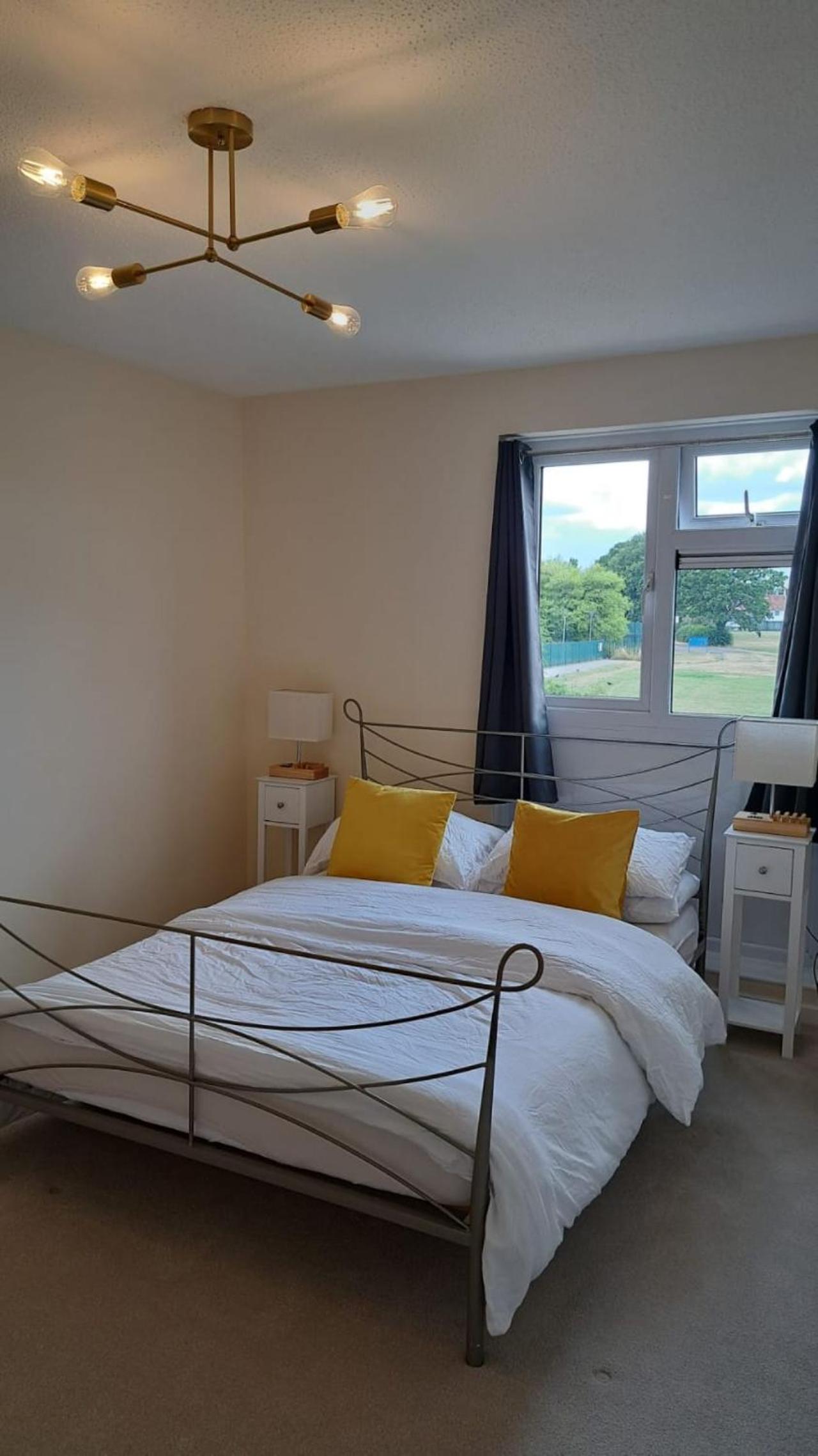 SALE 3 bed House CALNE SLEEPS 6 pet-friendly