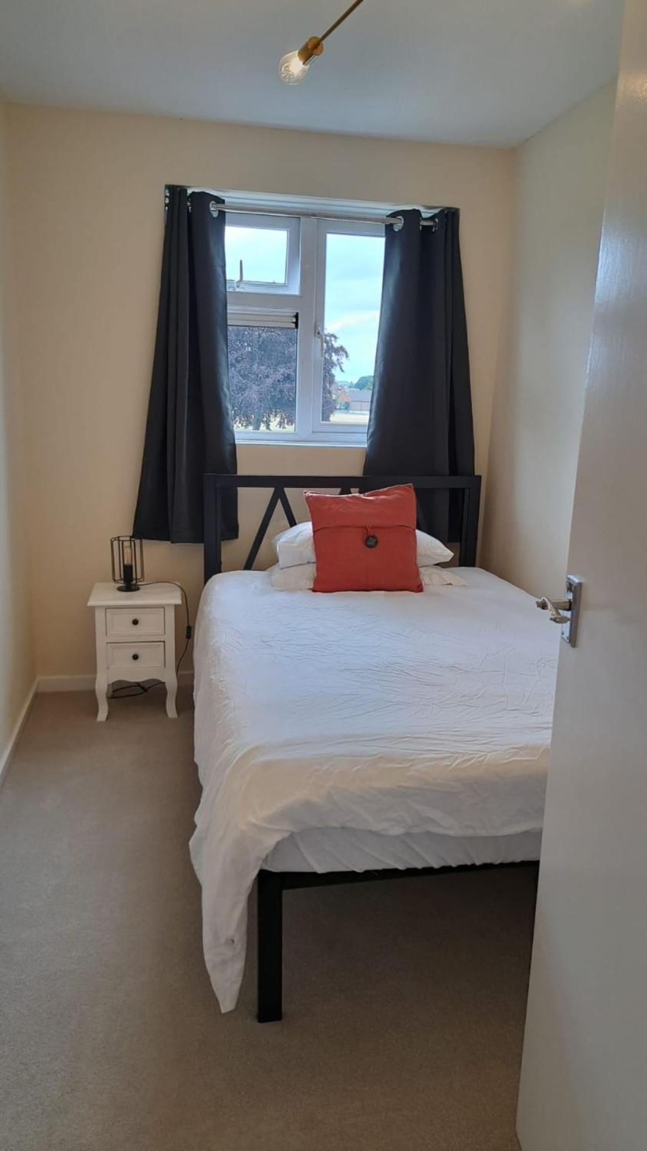 SALE 3 bed House CALNE SLEEPS 6 pet-friendly
