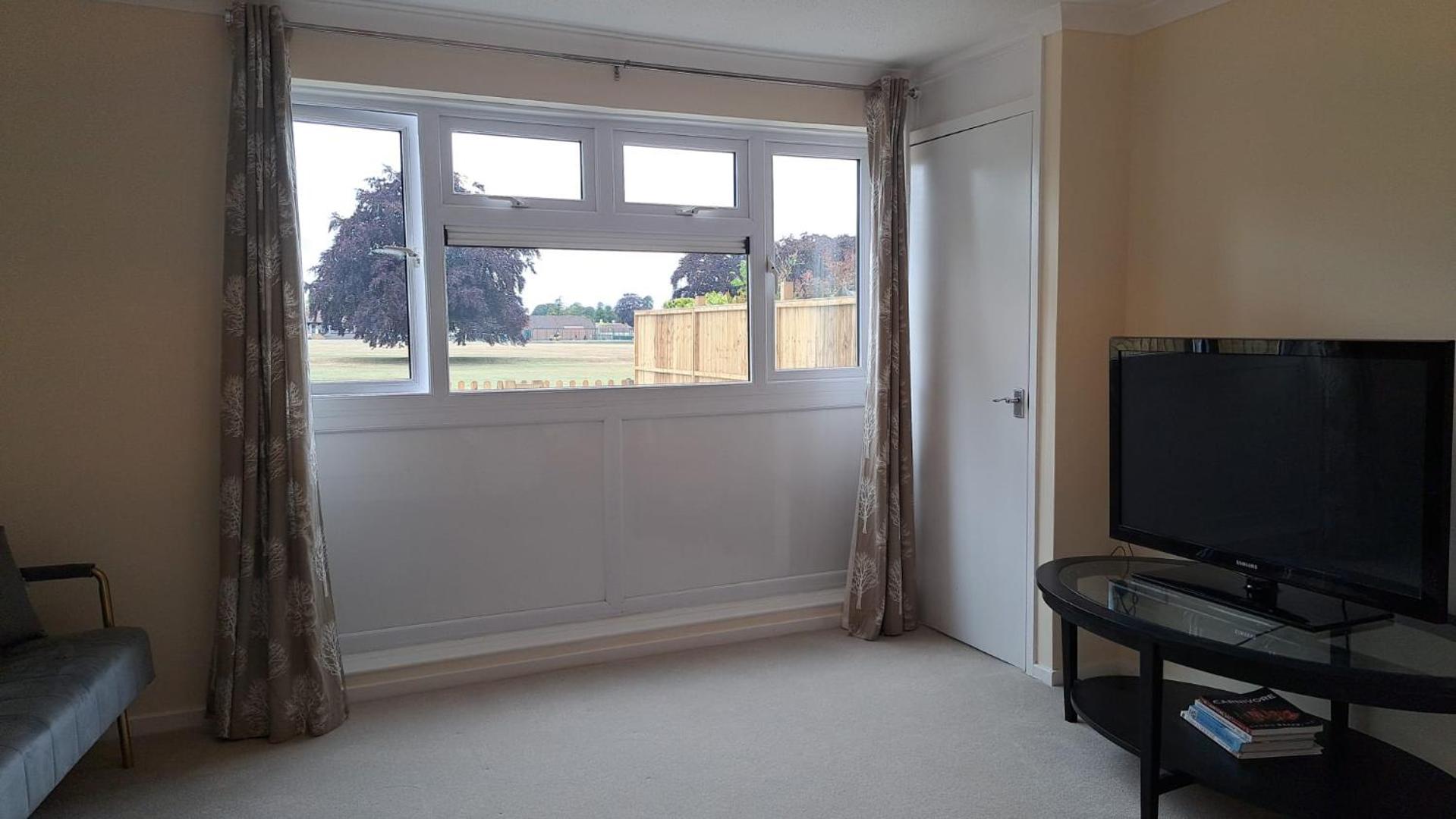 SALE 3 bed House CALNE SLEEPS 6 pet-friendly