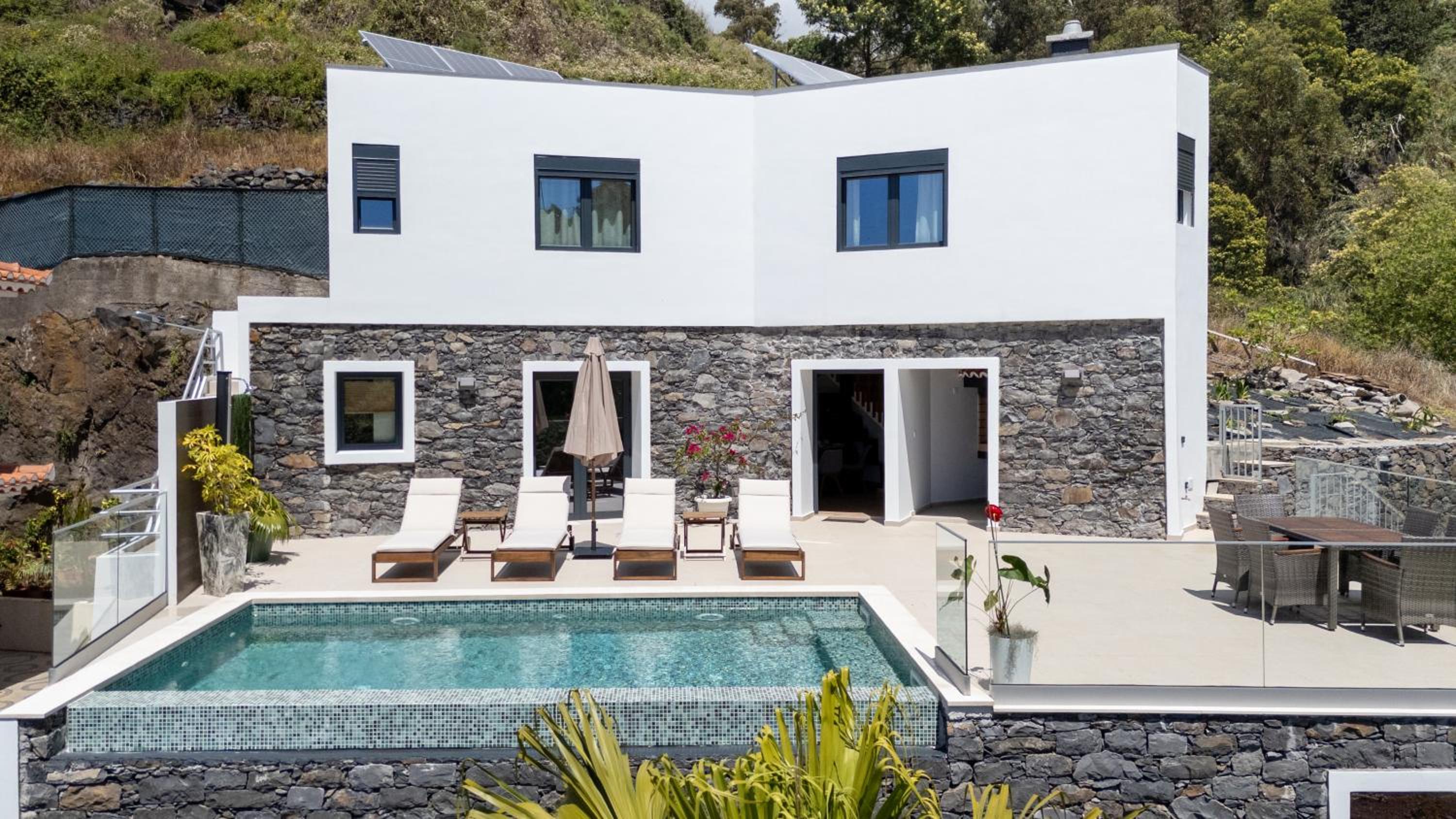 Madeira Protea Retreat- Villa with Heated Private Pool, Gym and Office
