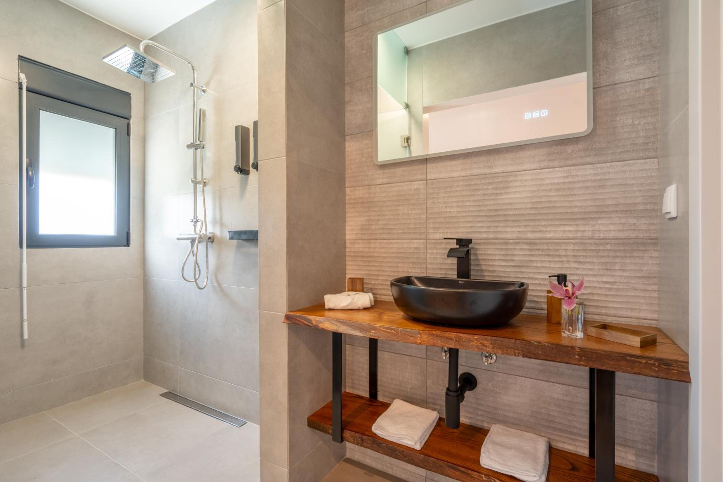 Madeira Protea Retreat- Villa with Heated Private Pool, Gym and Office