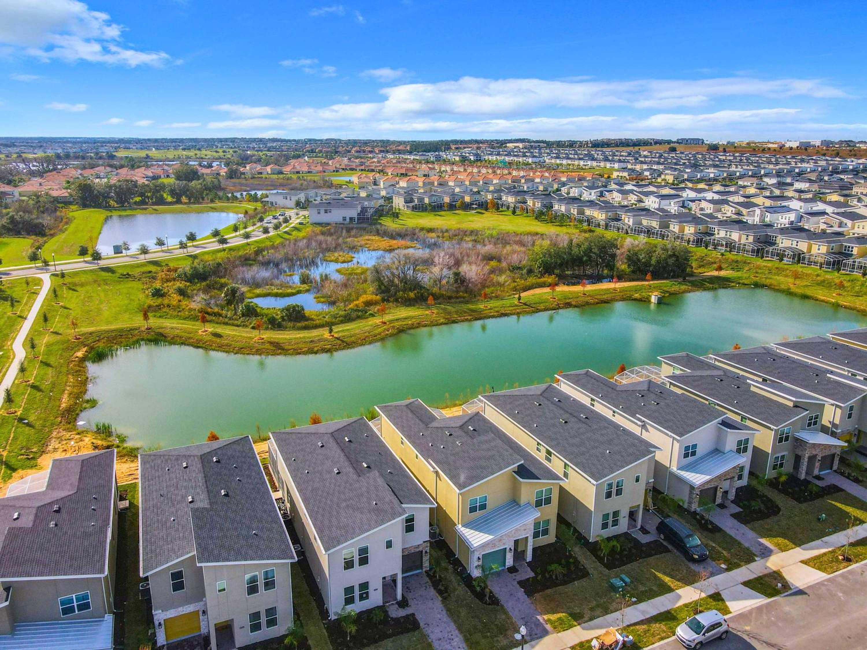 Themed 5BR Lakeview Villa with Pool & Clubhouses