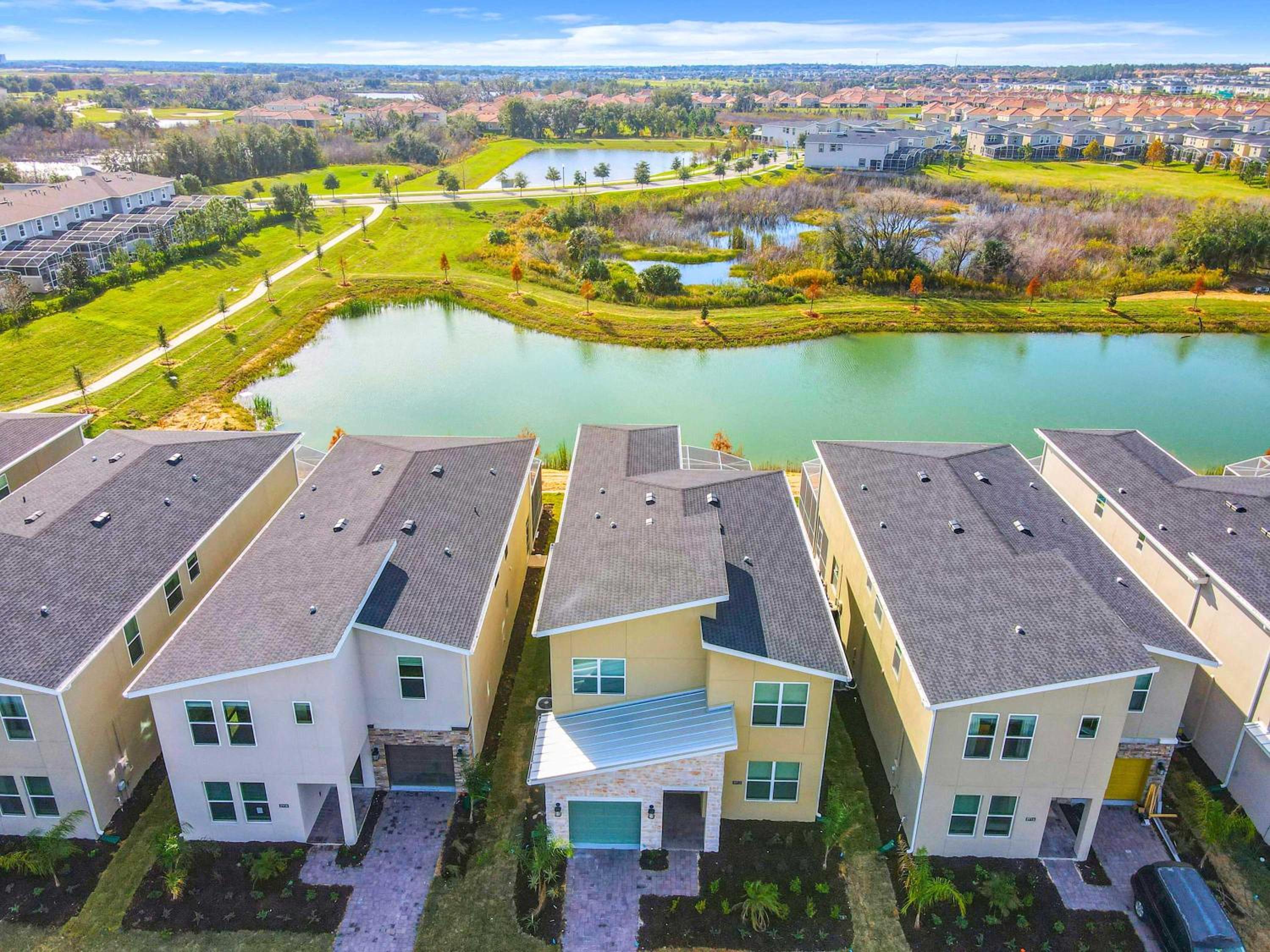 Themed 5BR Lakeview Villa with Pool & Clubhouses