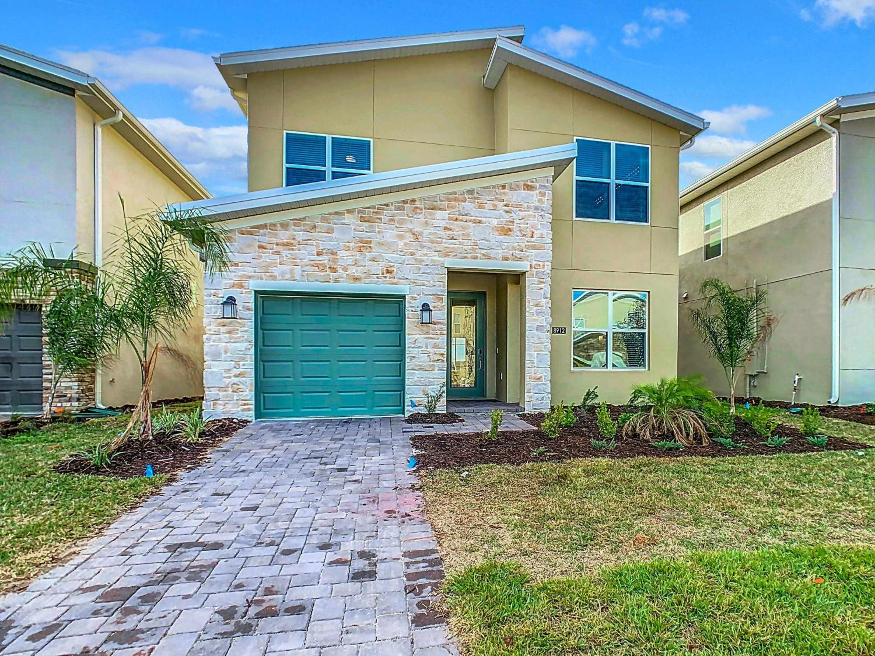 Themed 5BR Lakeview Villa with Pool & Clubhouses