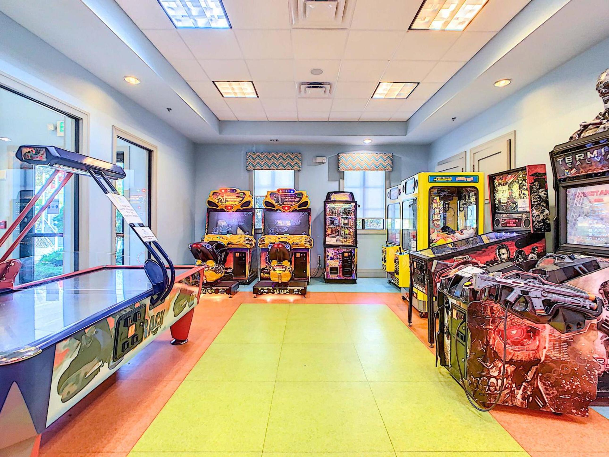 Themed 5BR Lakeview Villa with Pool & Clubhouses