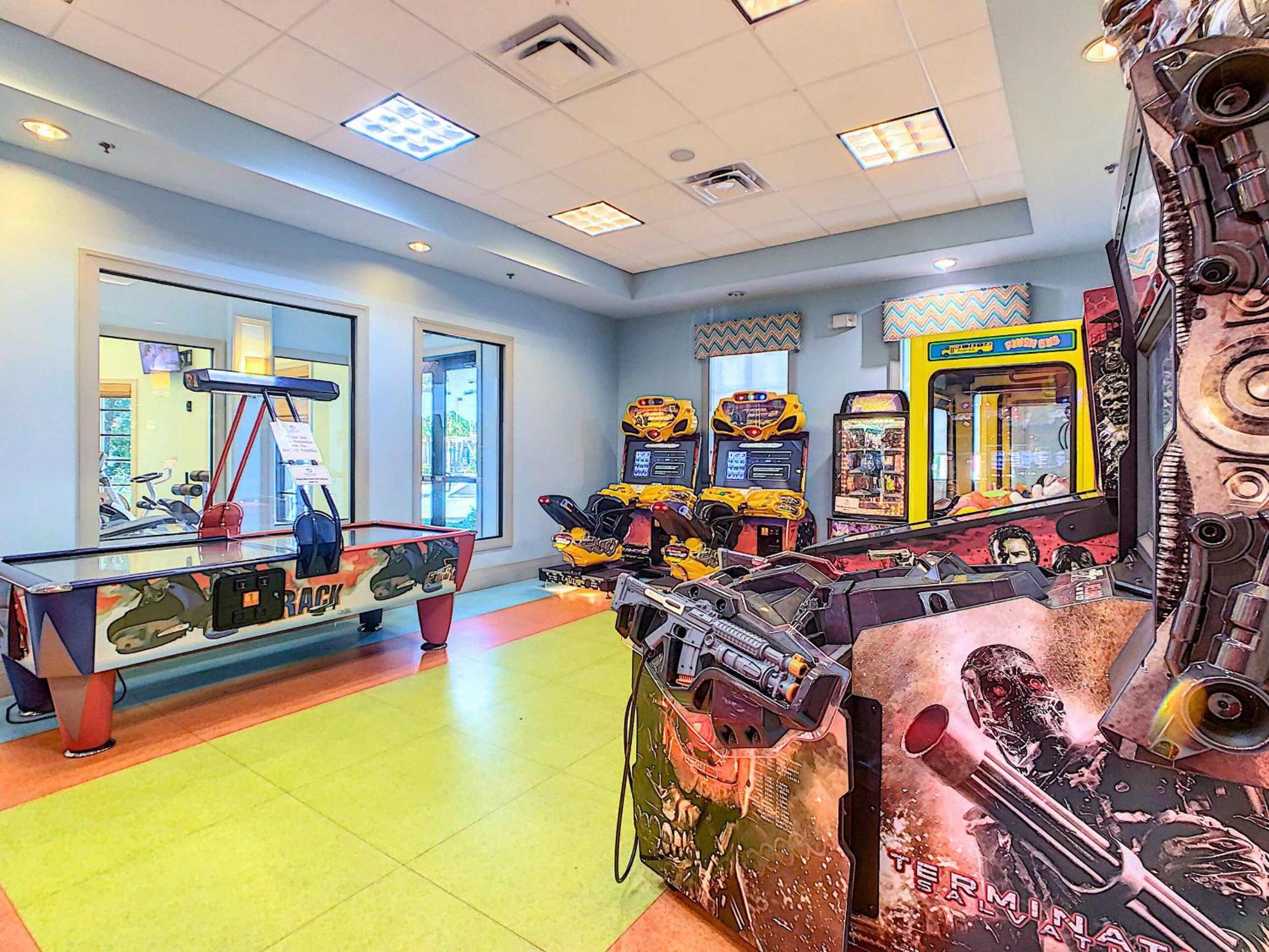 Themed 5BR Lakeview Villa with Pool & Clubhouses