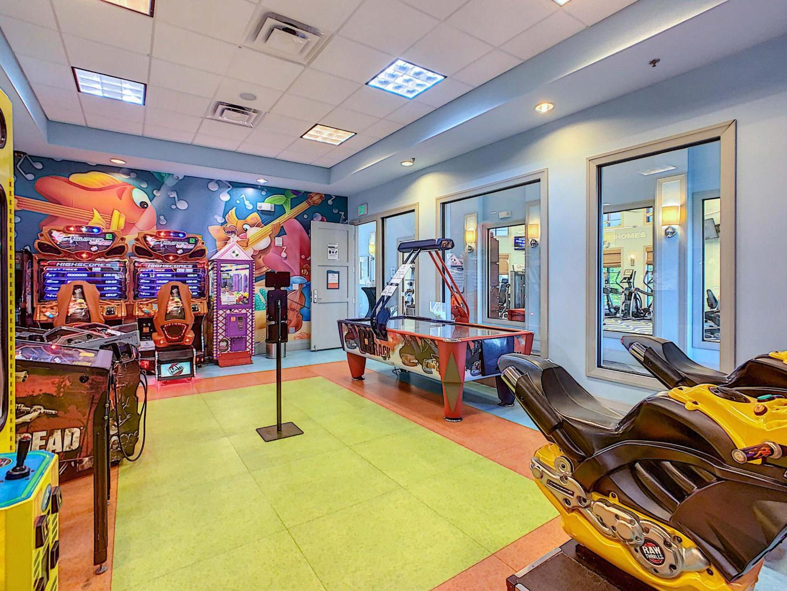Themed 5BR Lakeview Villa with Pool & Clubhouses